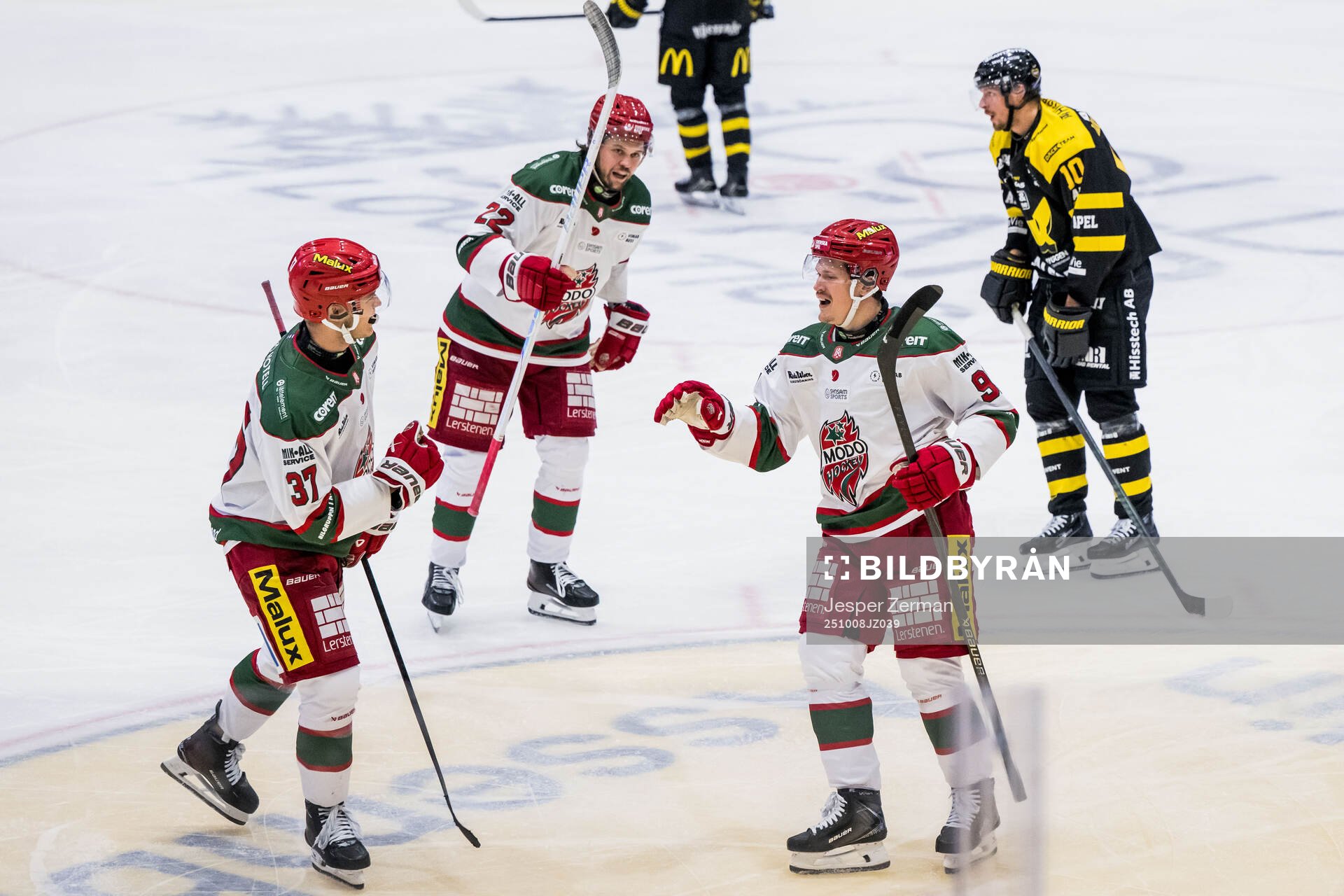 Modos Linus Andersson jublar med lagkamrater