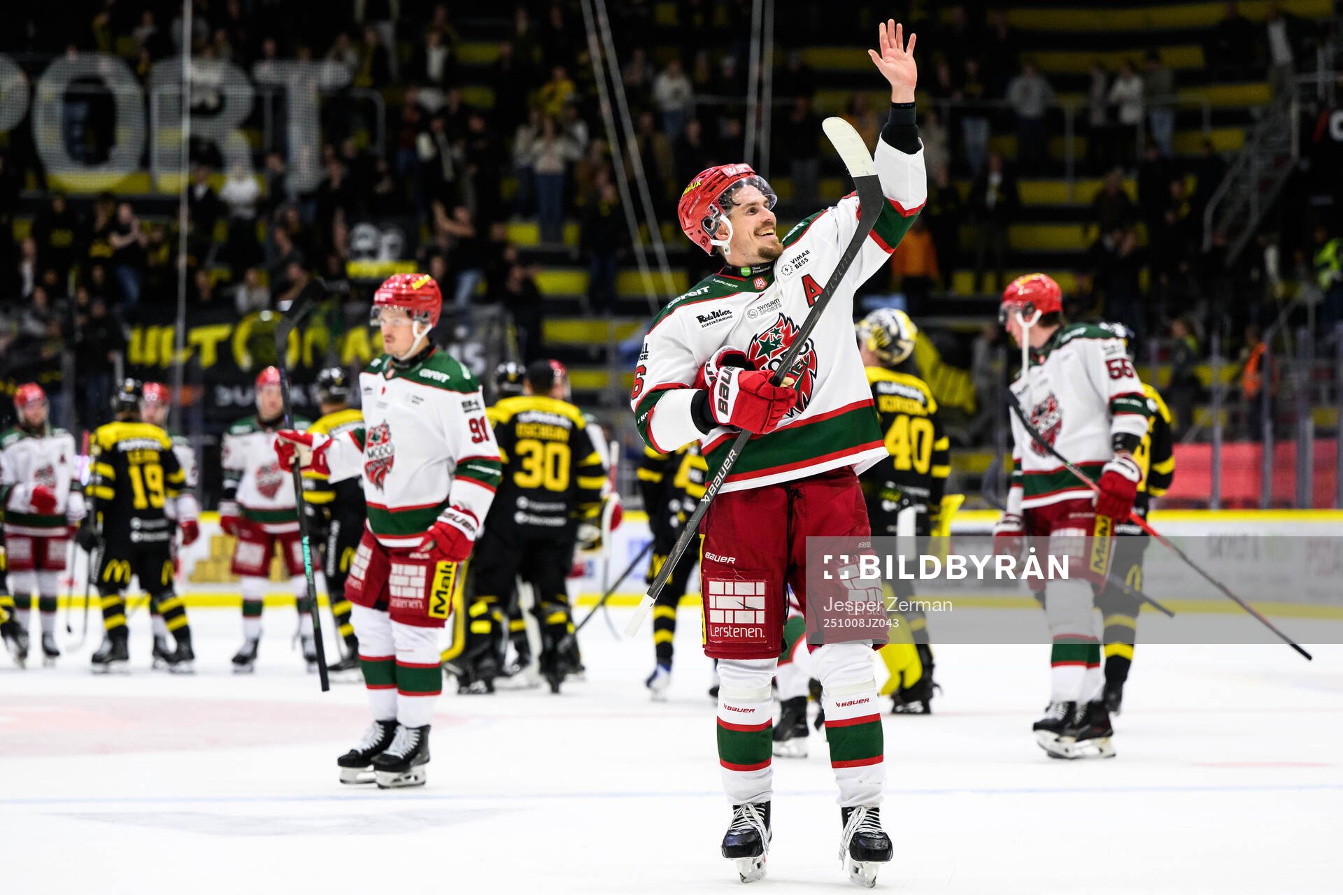 Modos Emil Larsson jublar