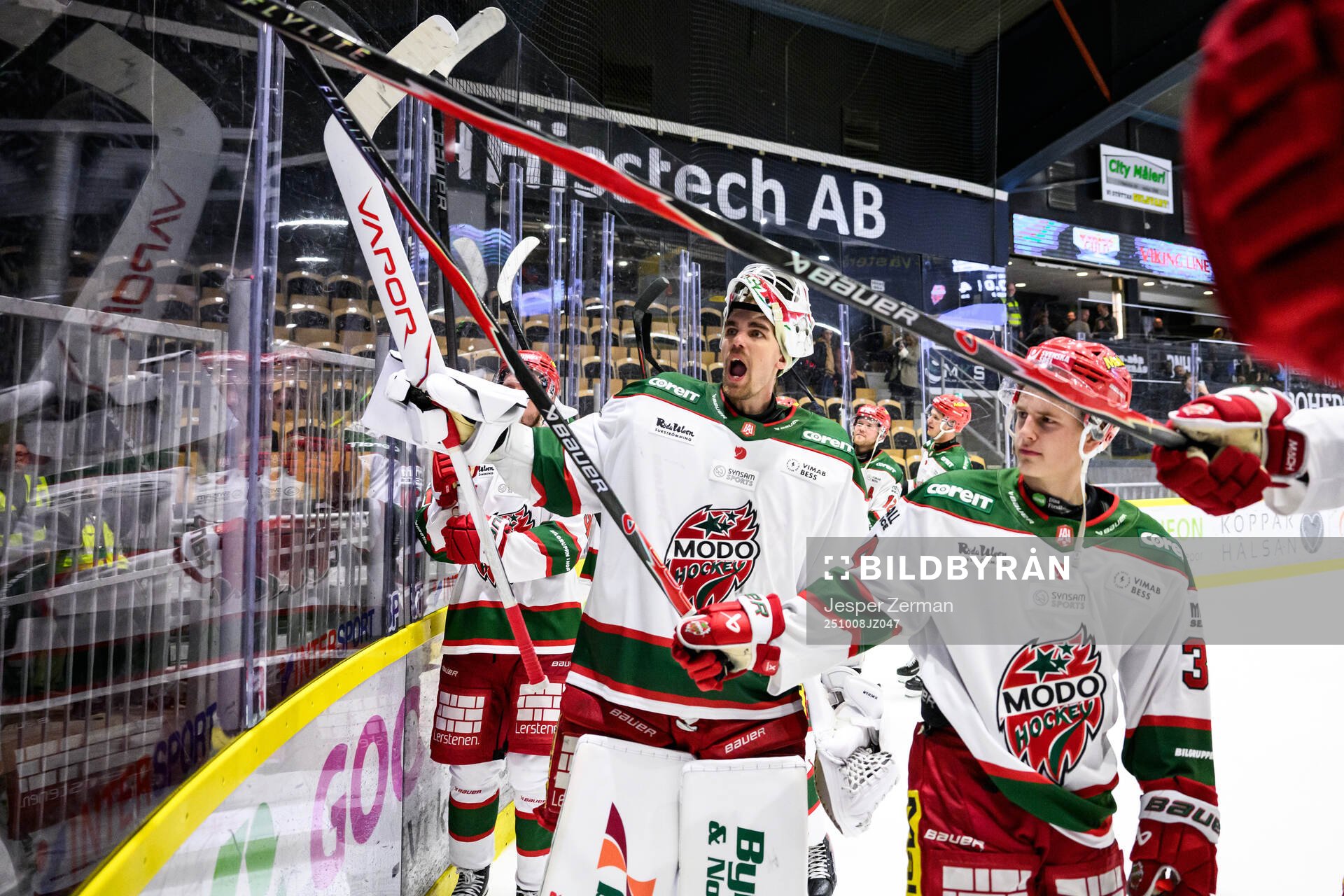 Modos målvakt Adam Werner jublar