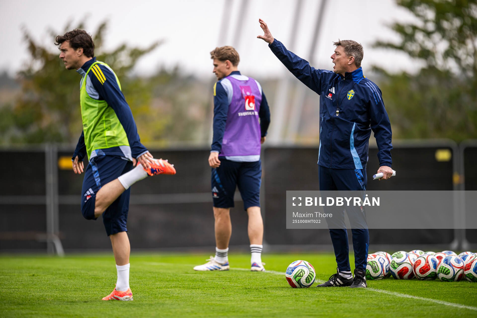 Victor Nilsson Lindelöf and head coach Jon Dahl Tomasson