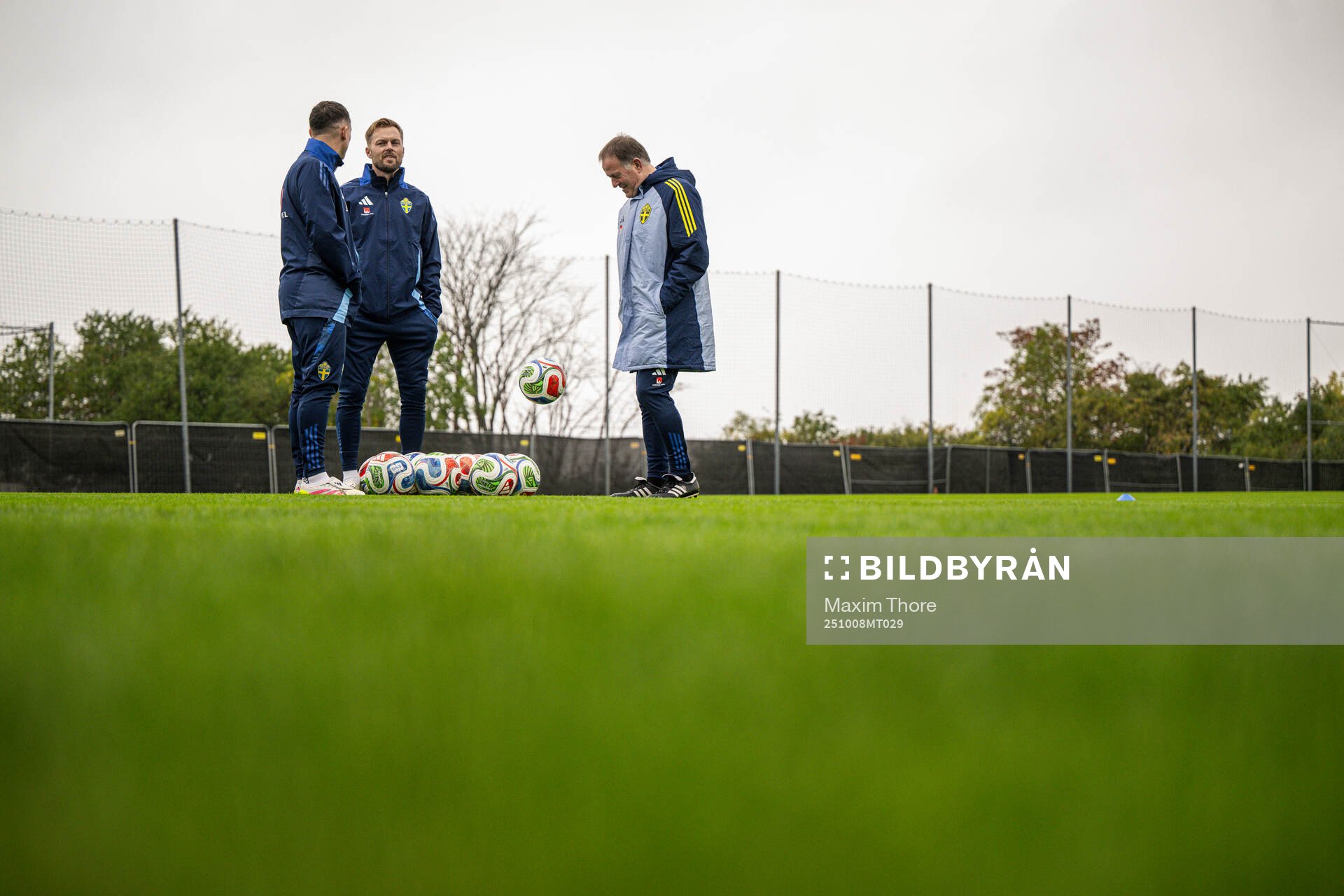 Assistant coach Sebastian Larsson and assistant coach Remy