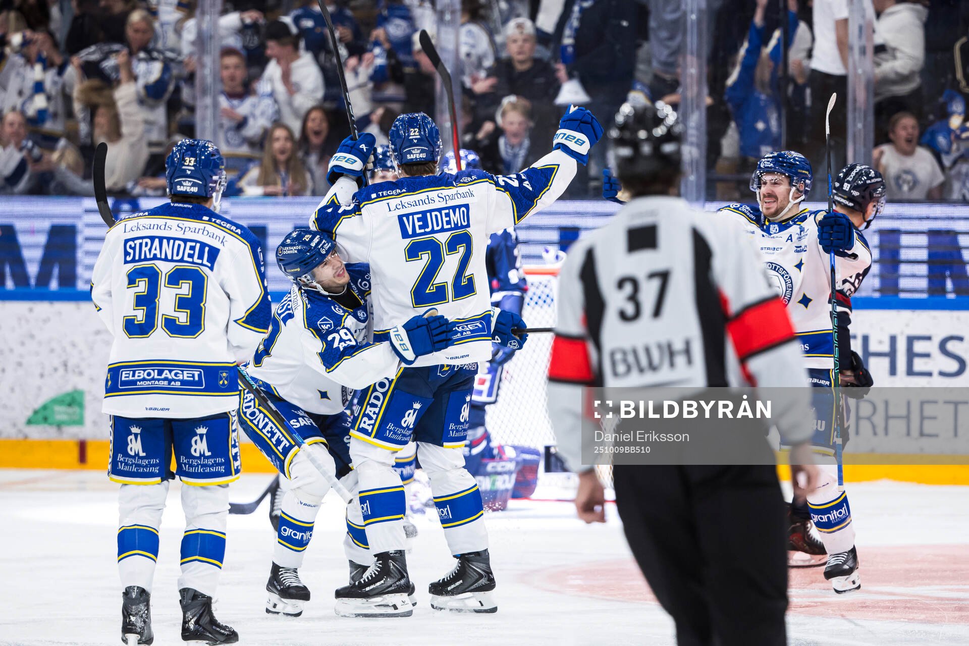 Leksands Lukas Vejdemo jublar