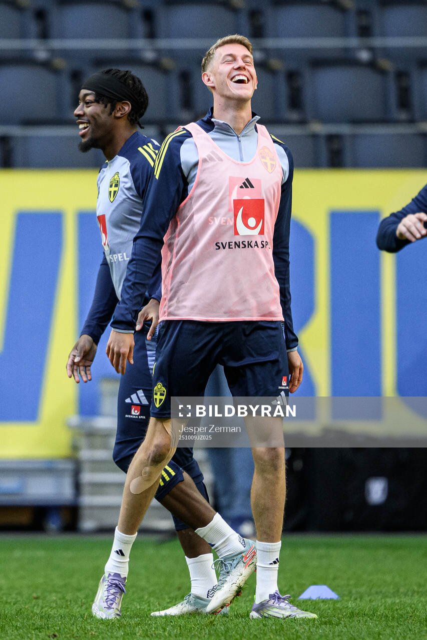 Anthony Elanga and Alexander Bernhardsson of the Swedish
