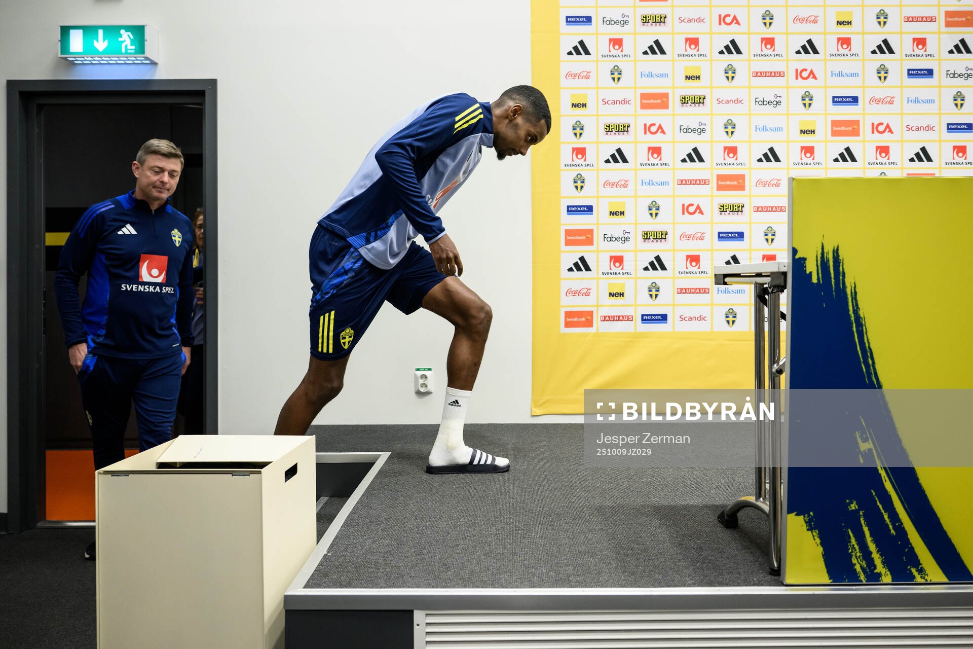 Head coach Jon Dahl Tomasson and Alexander Isak of the