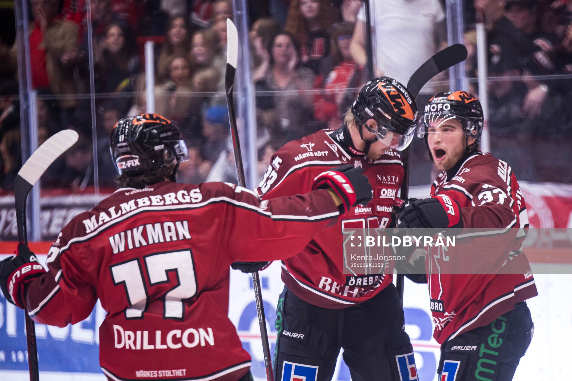 Örebros Glenn Gustafsson jublar med lagkamrater