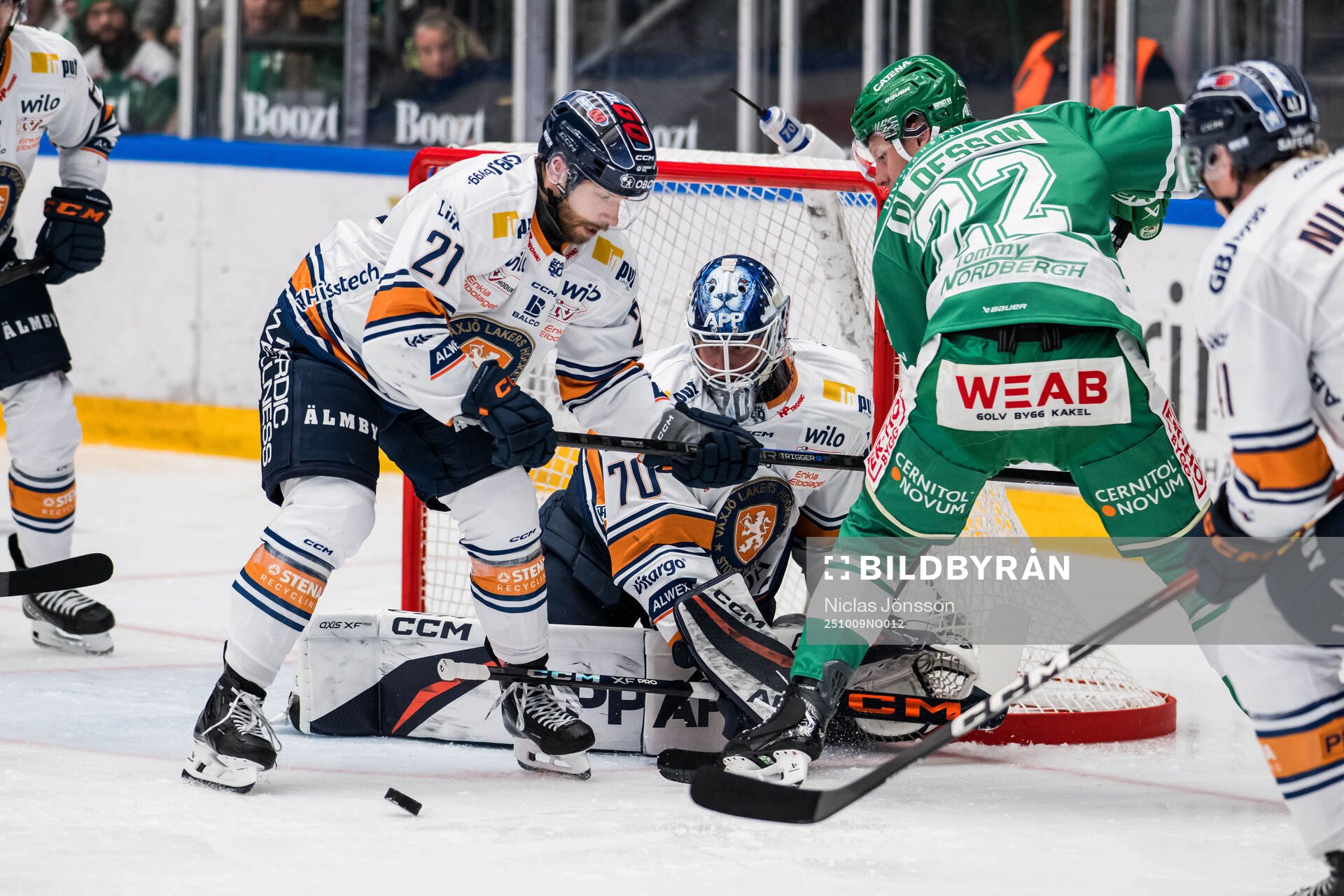 Växjös målvakt Adam Åhman och Rögles Fredrik Olofsson