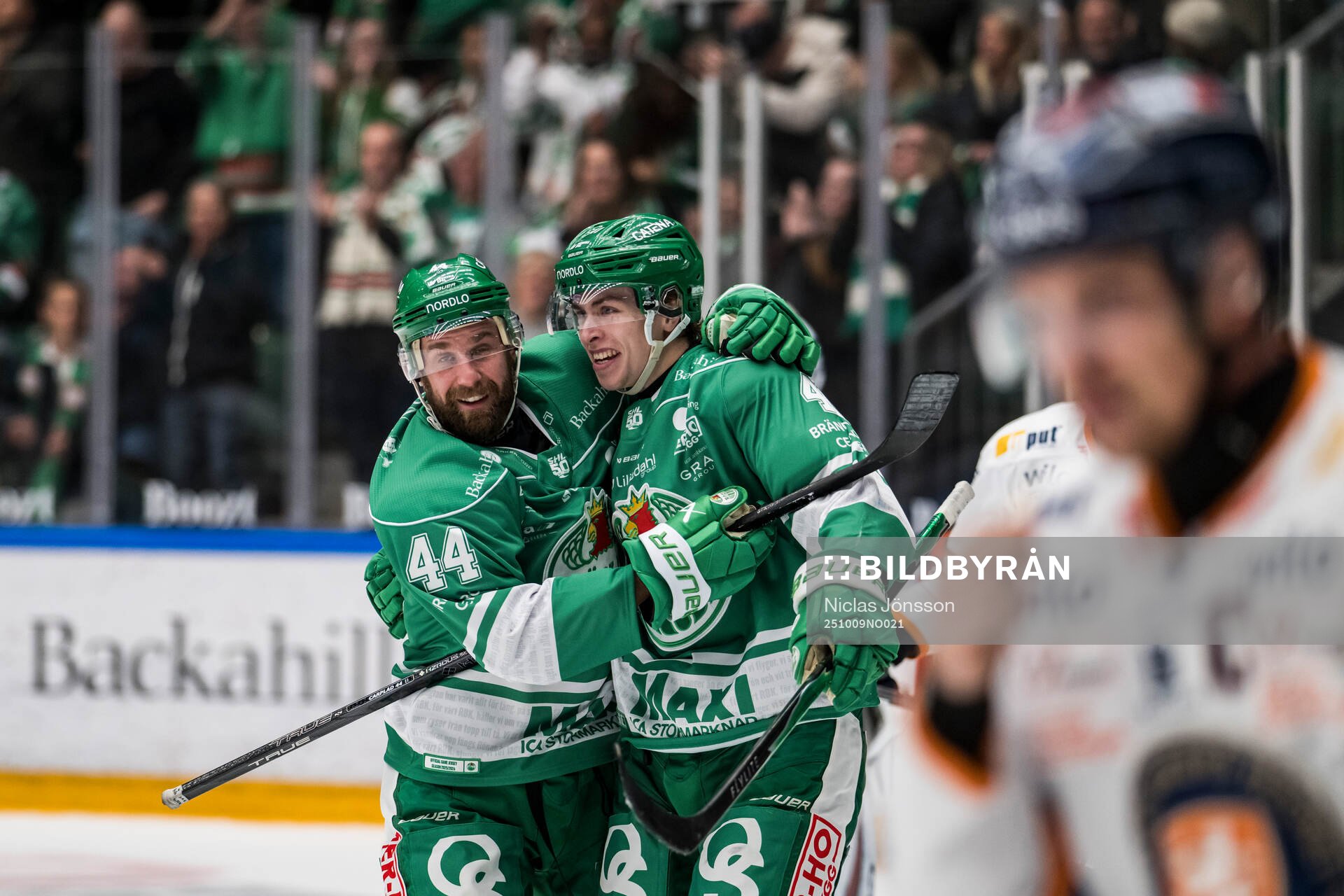 Rögles Calvin De Haan jublar med Simon Zether