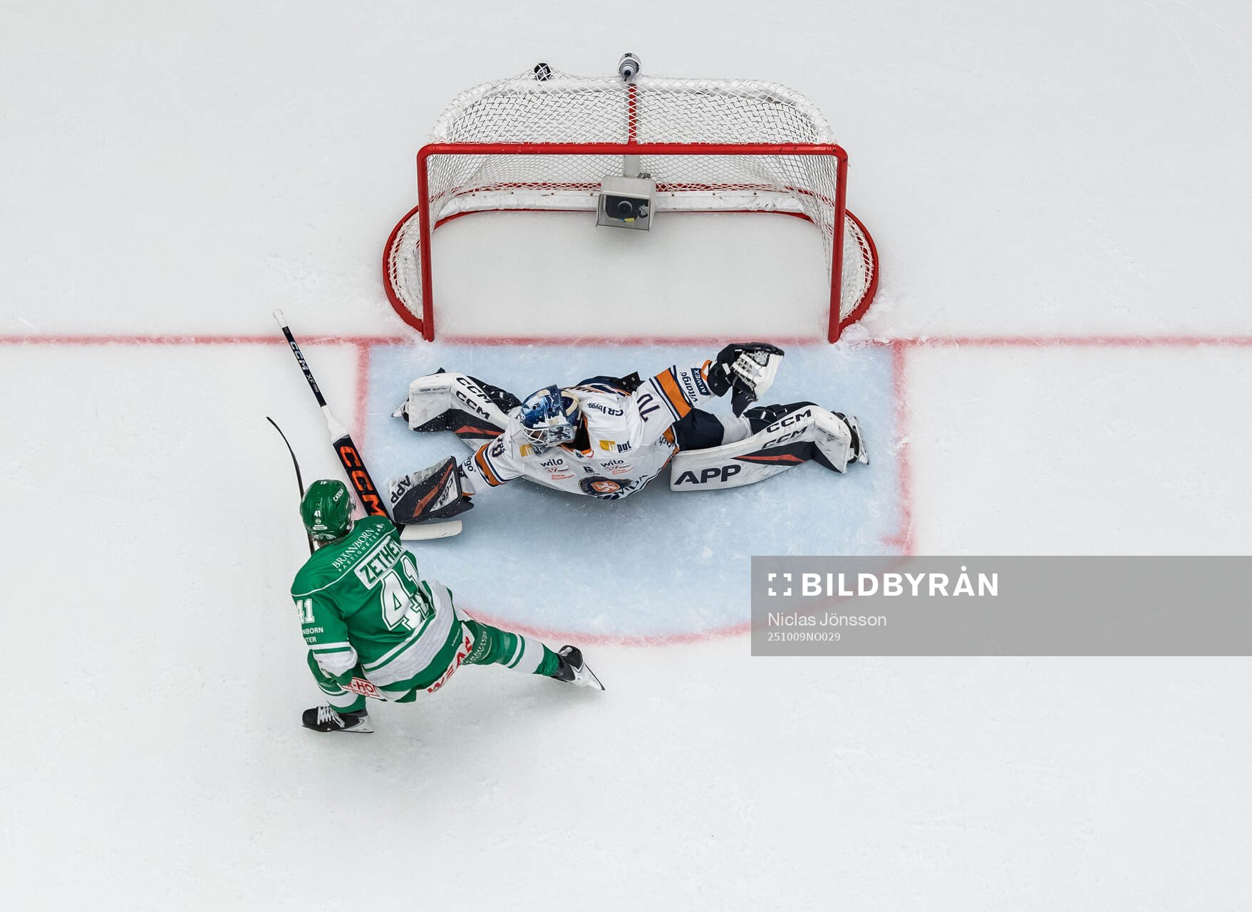 Rögles Simon Zether gör 1-0 på Växjös målvakt Adam