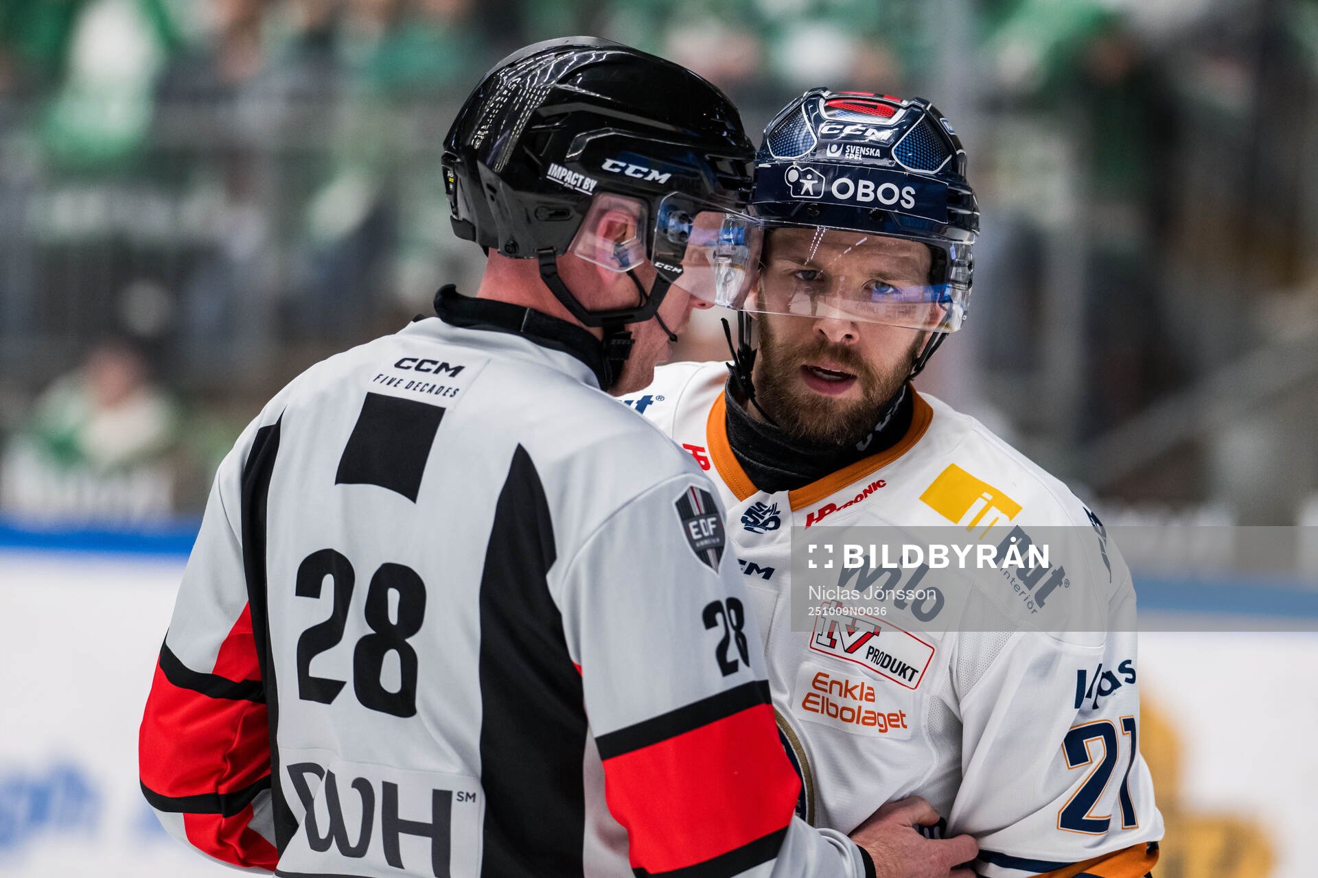 Växjös Brian Cooper i samtal med domaren