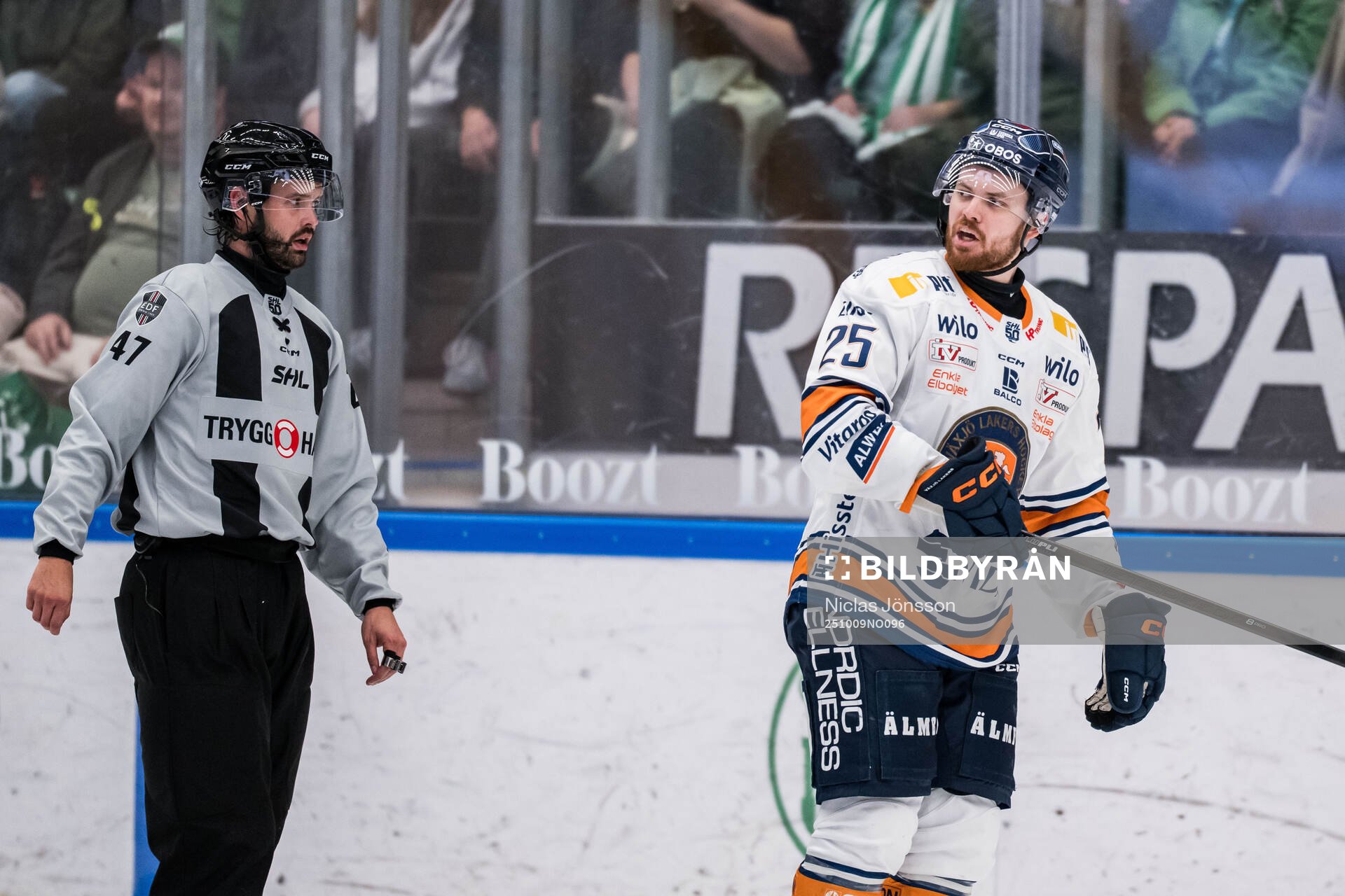 Växjös Lucas Elvenes reagerar på ett domslut