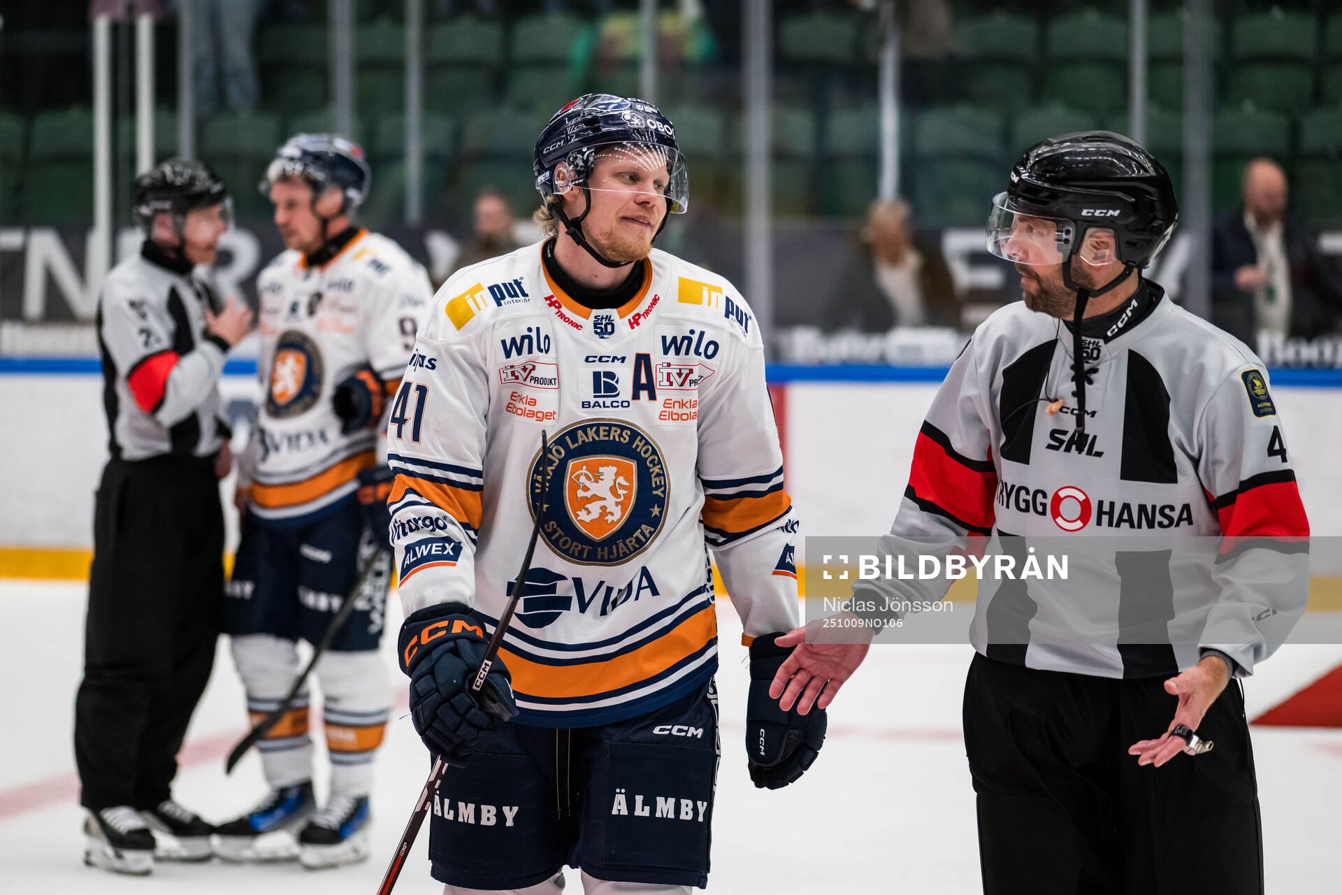 Växjös Ludvig Nilsson i samtal med domaren