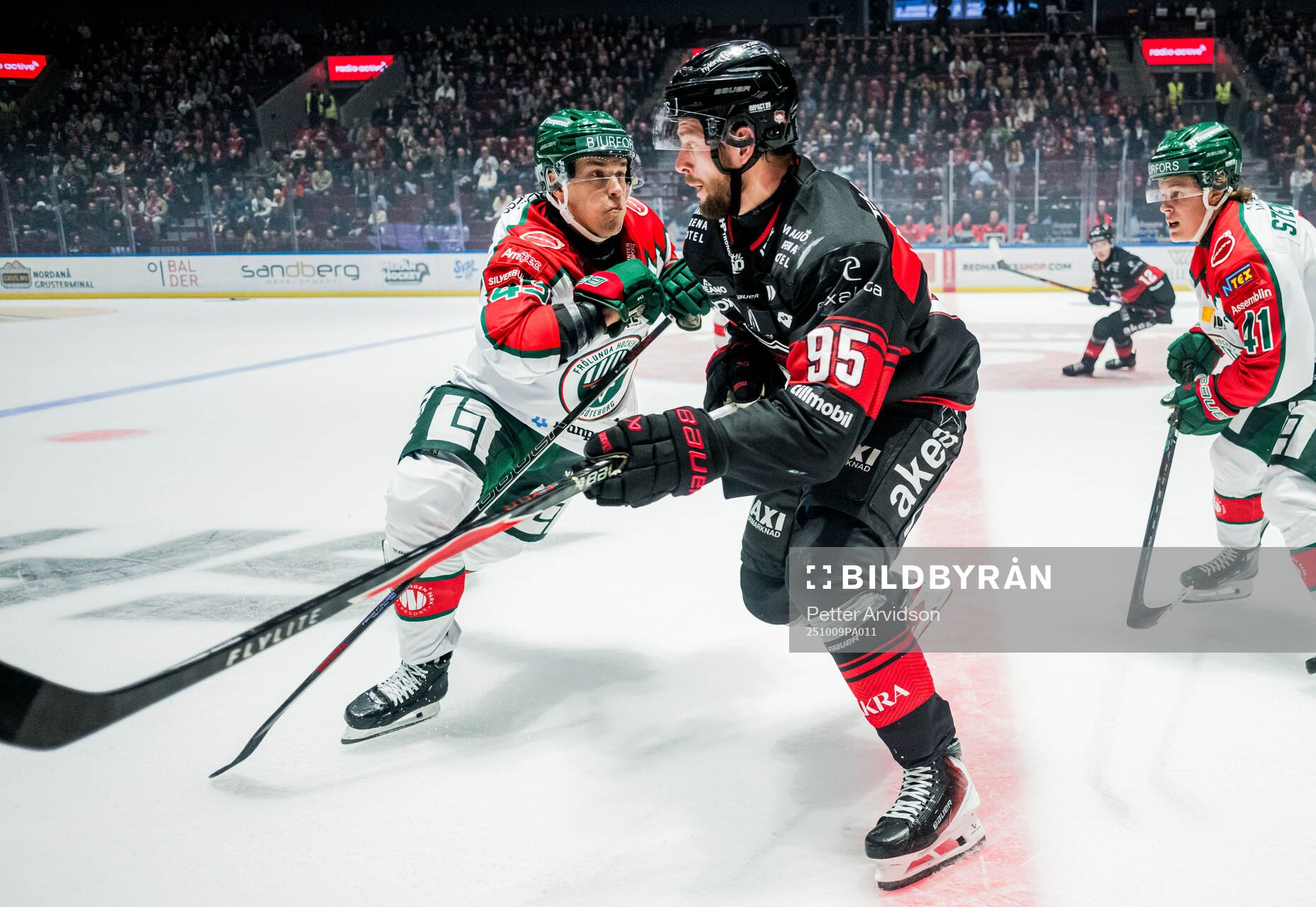 Frölundas Tom Nilsson och Malmö Redhawks Carl Persson