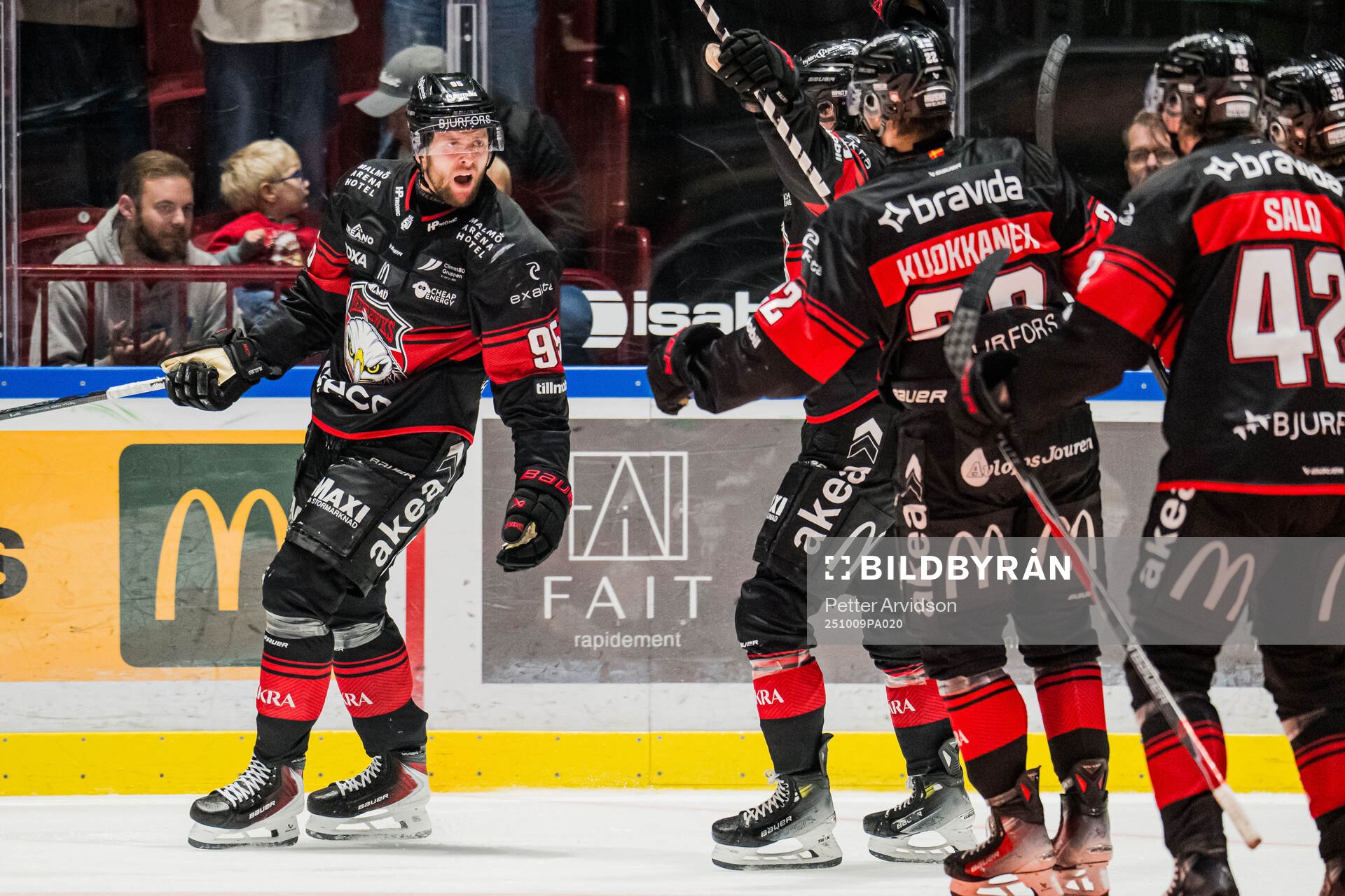 Malmö Redhawks Carl Persson jublar