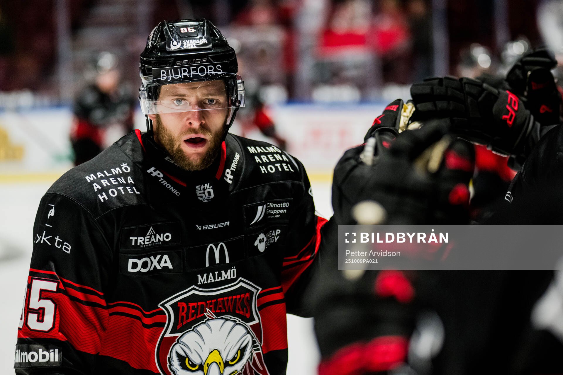 Malmö Redhawks Carl Persson jublar