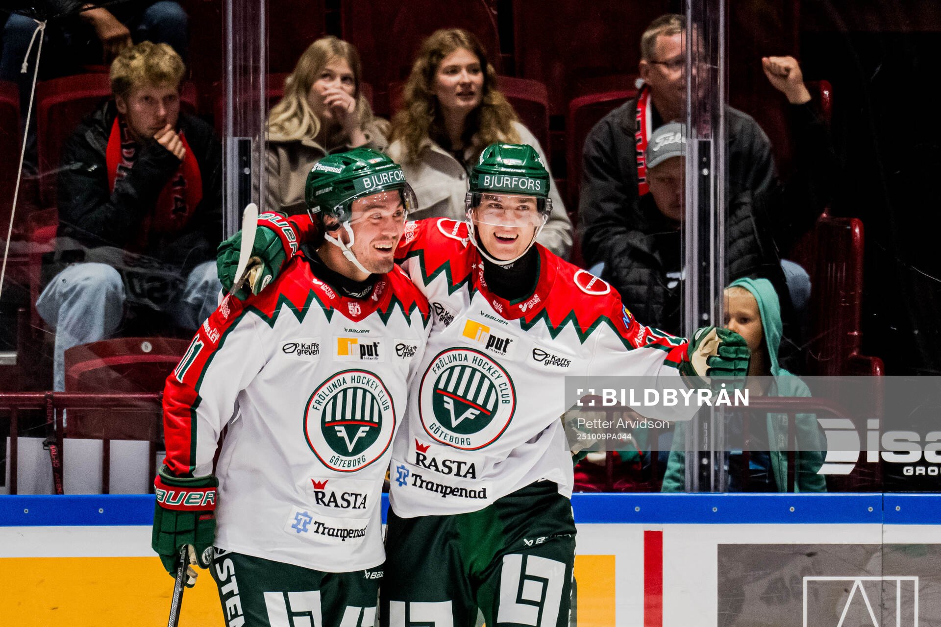 Frölundas Max Lindholm och Jacob Peterson jublar