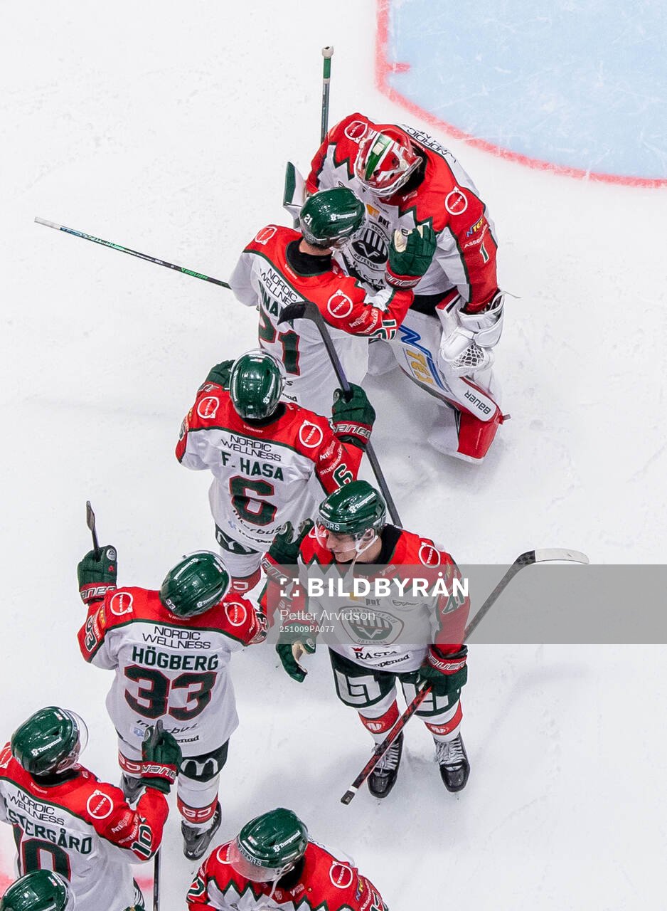 Frölundas Jere Innala och målvakt Lars Johansson jublar