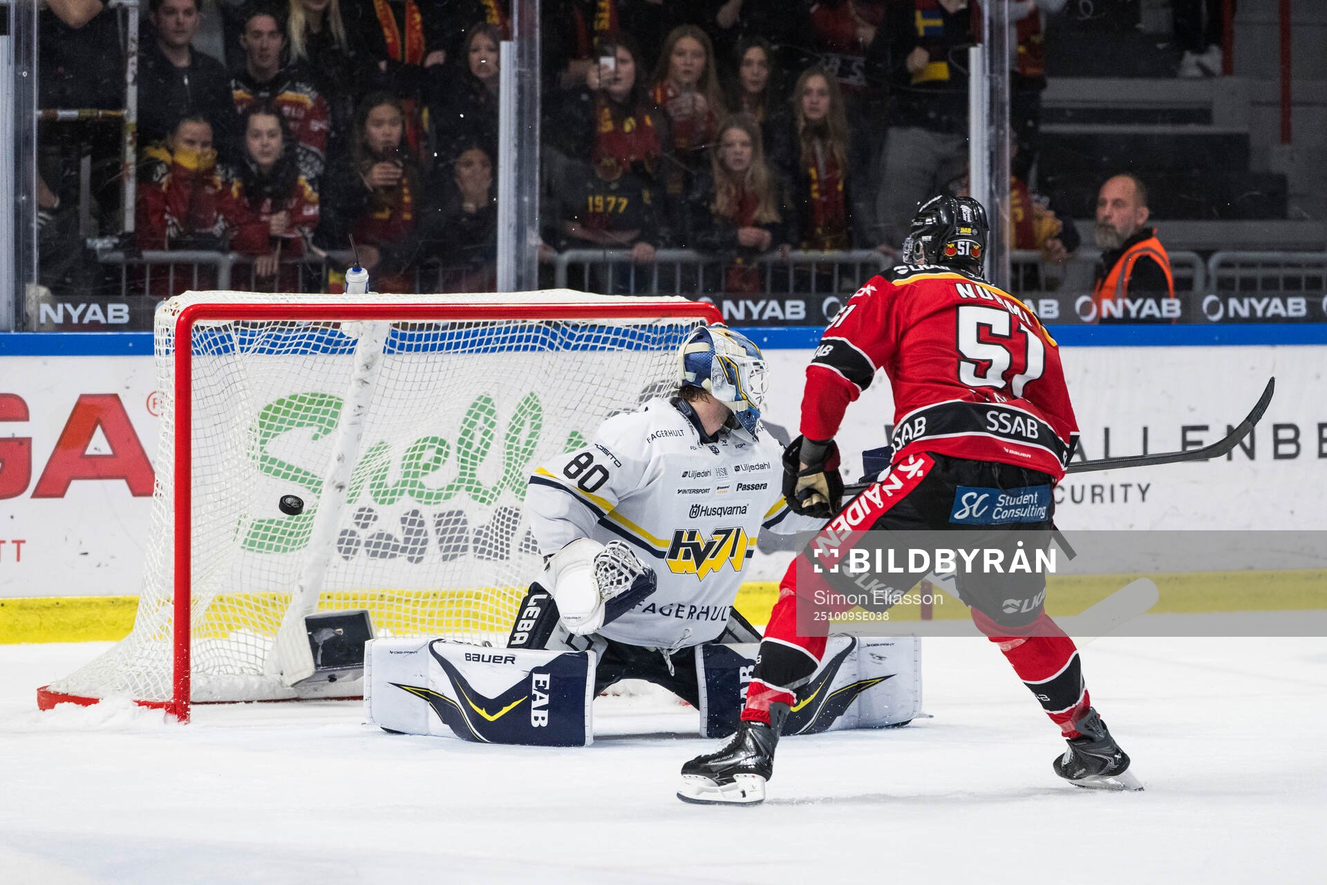 Luleås Markus Nurmi och HV71s målvakt Frederik Dichow