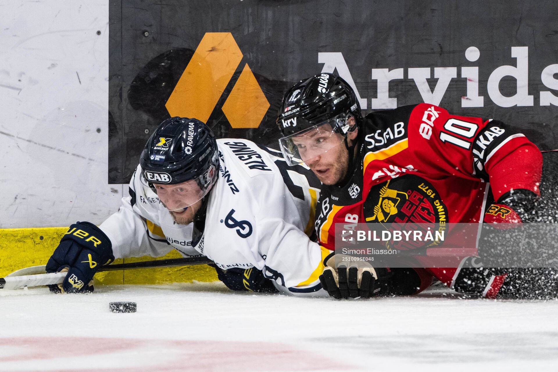 HV71s Olle Alsing och Luleås Einar Emanuelsson