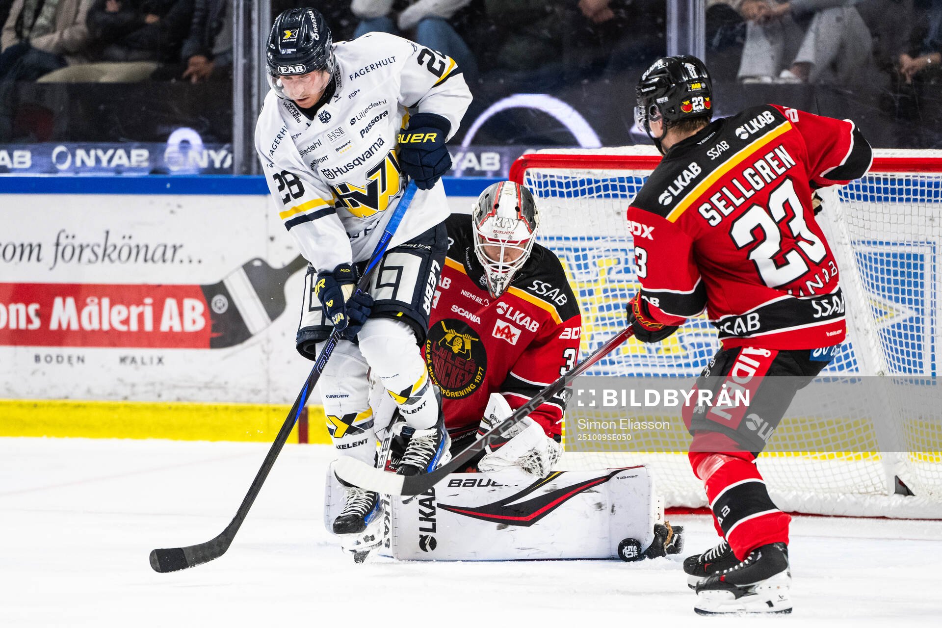 HV71s Justin Glenn Kloos och Luleås målvakt Matteus Ward