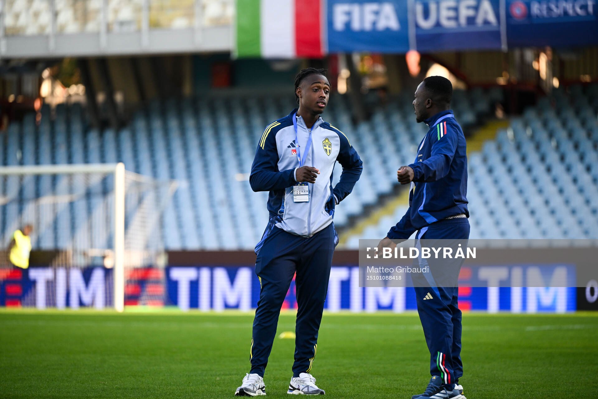 Players of Sweden and Italy