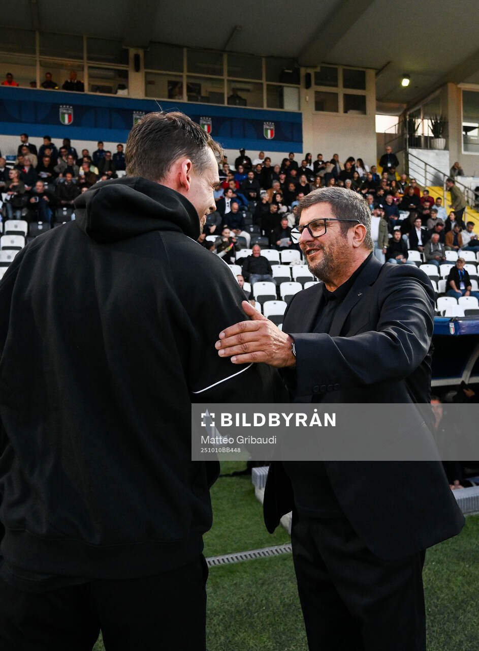 Head coach Daniel Bäckström of Sweden and head coach