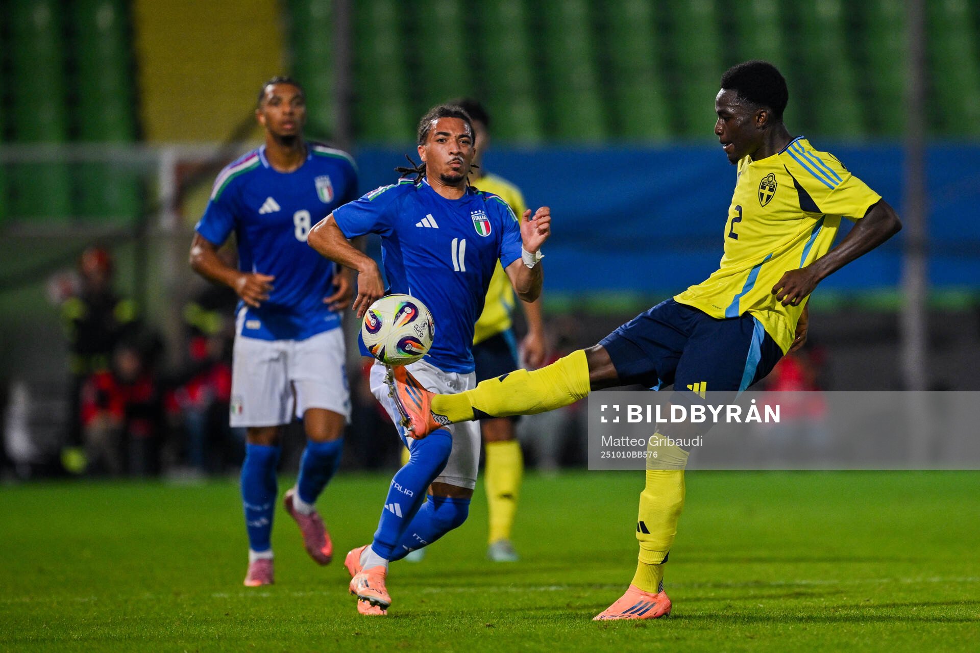 Luca Koleosho of Italy and Genesis Antwi of Sweden