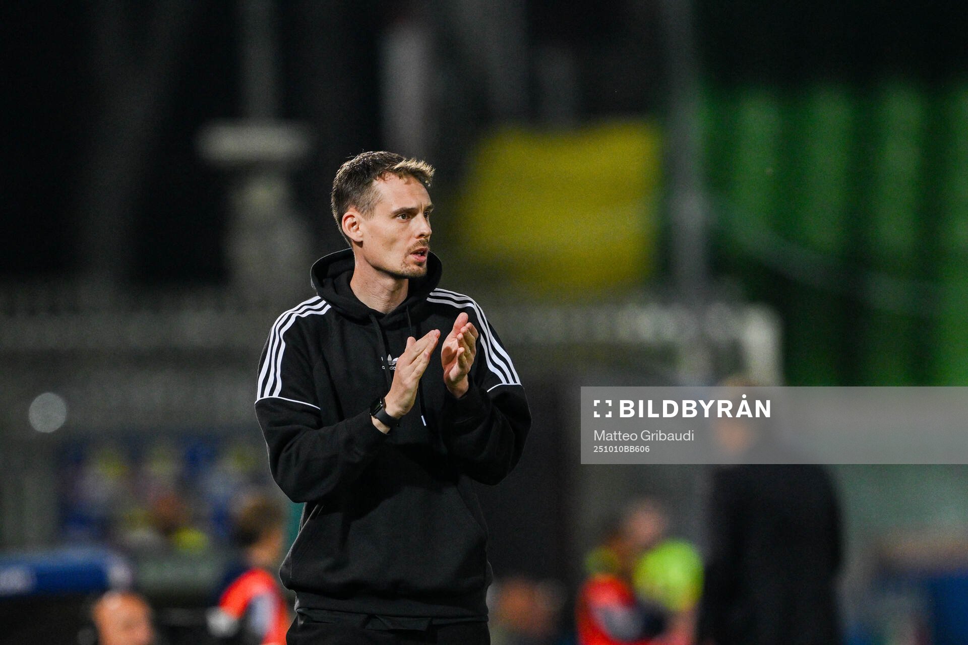 head coach Daniel Bäckström of Sweden