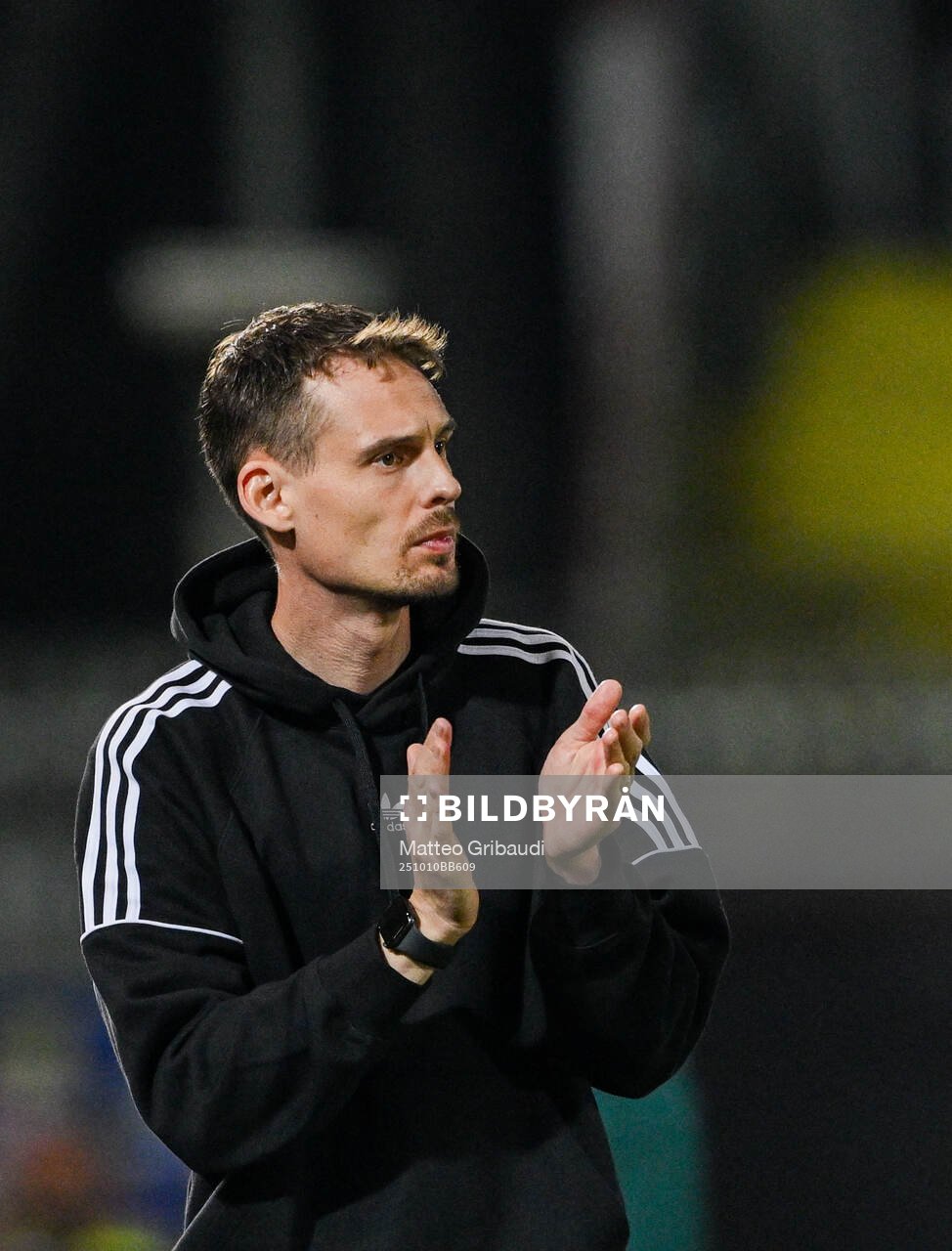 head coach Daniel Bäckström of Sweden