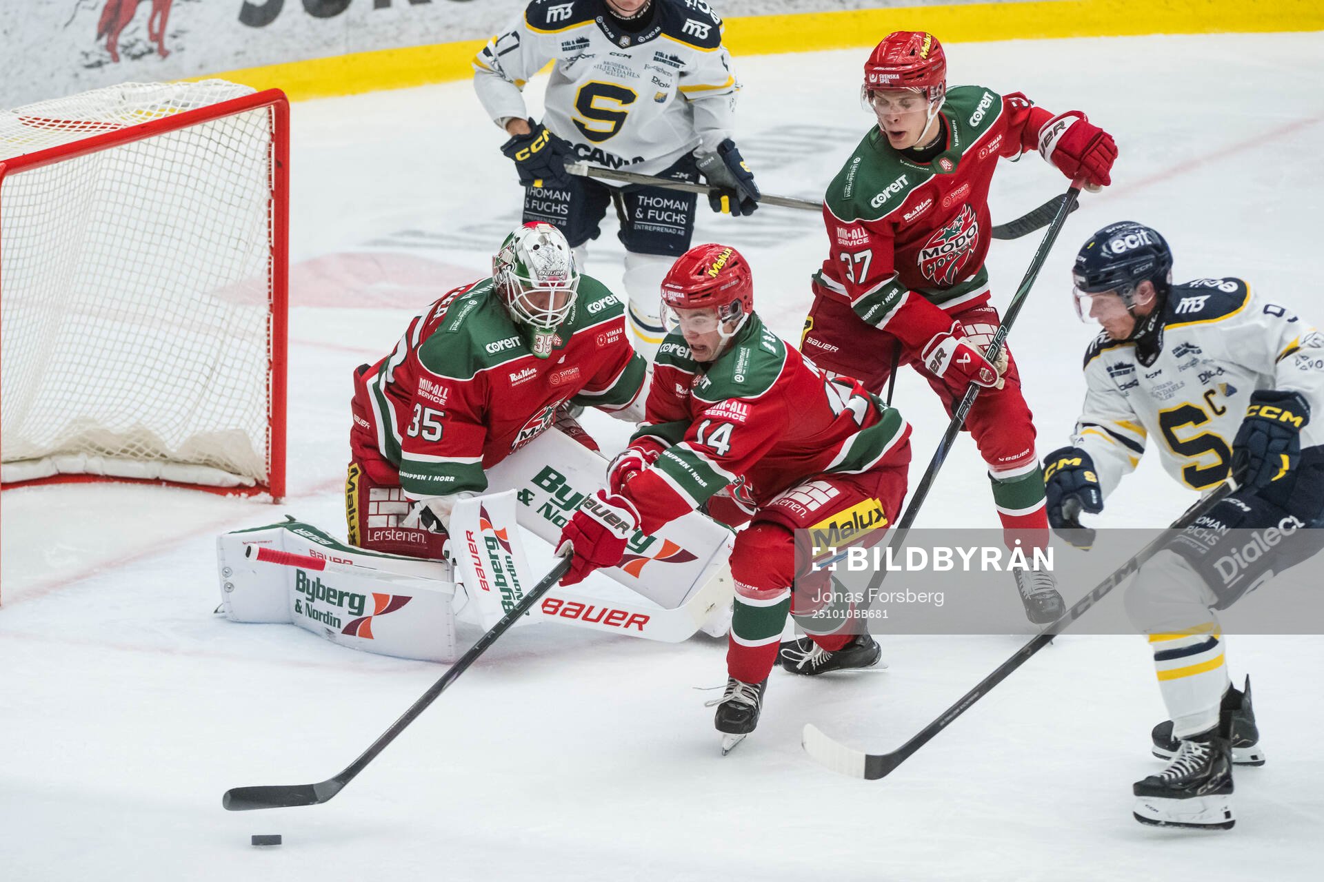Modos Jakob Noren,Viktor Persson med målvakt Adam Werner