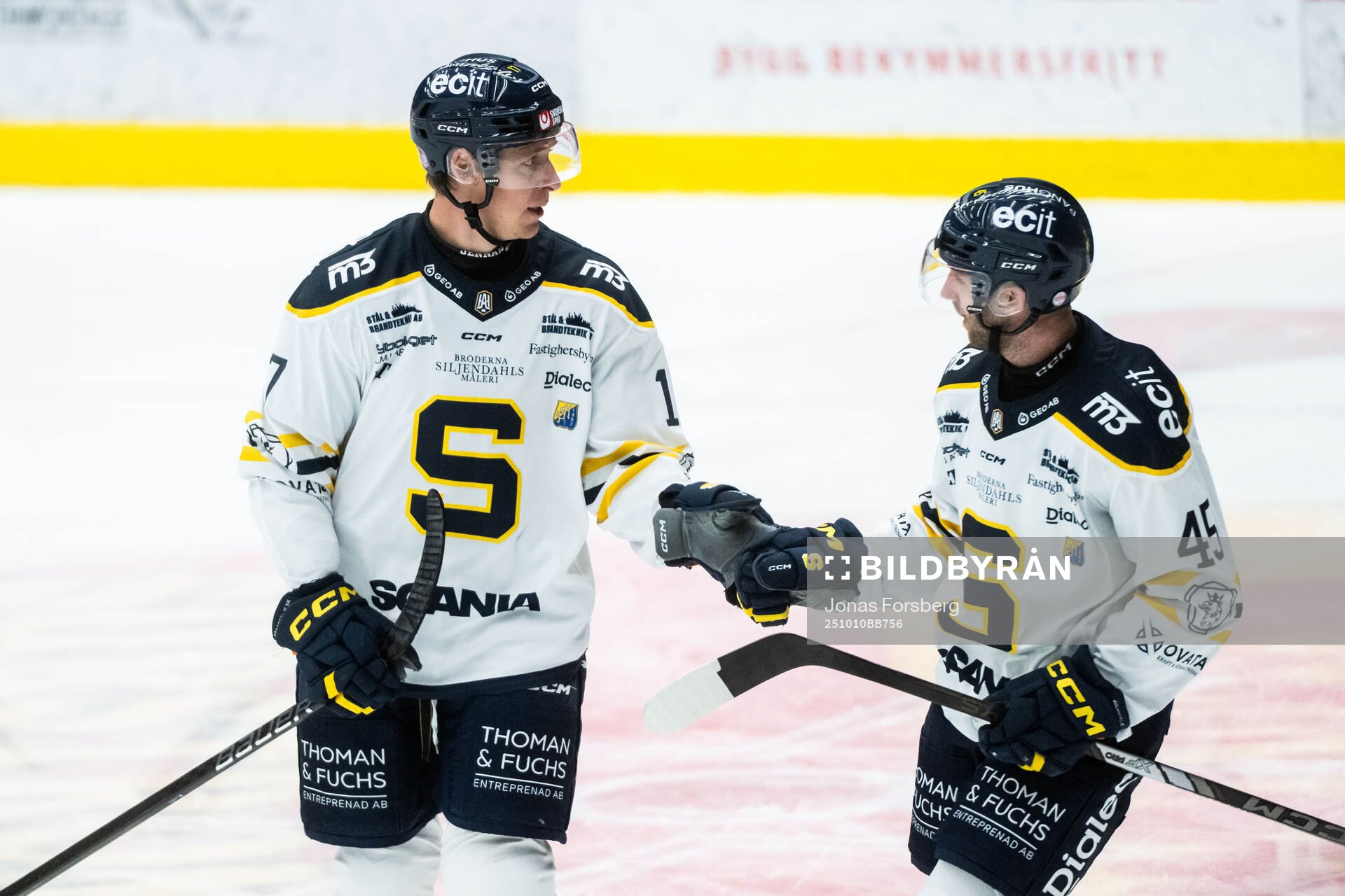 Södertäljes Carter Ashton jublar