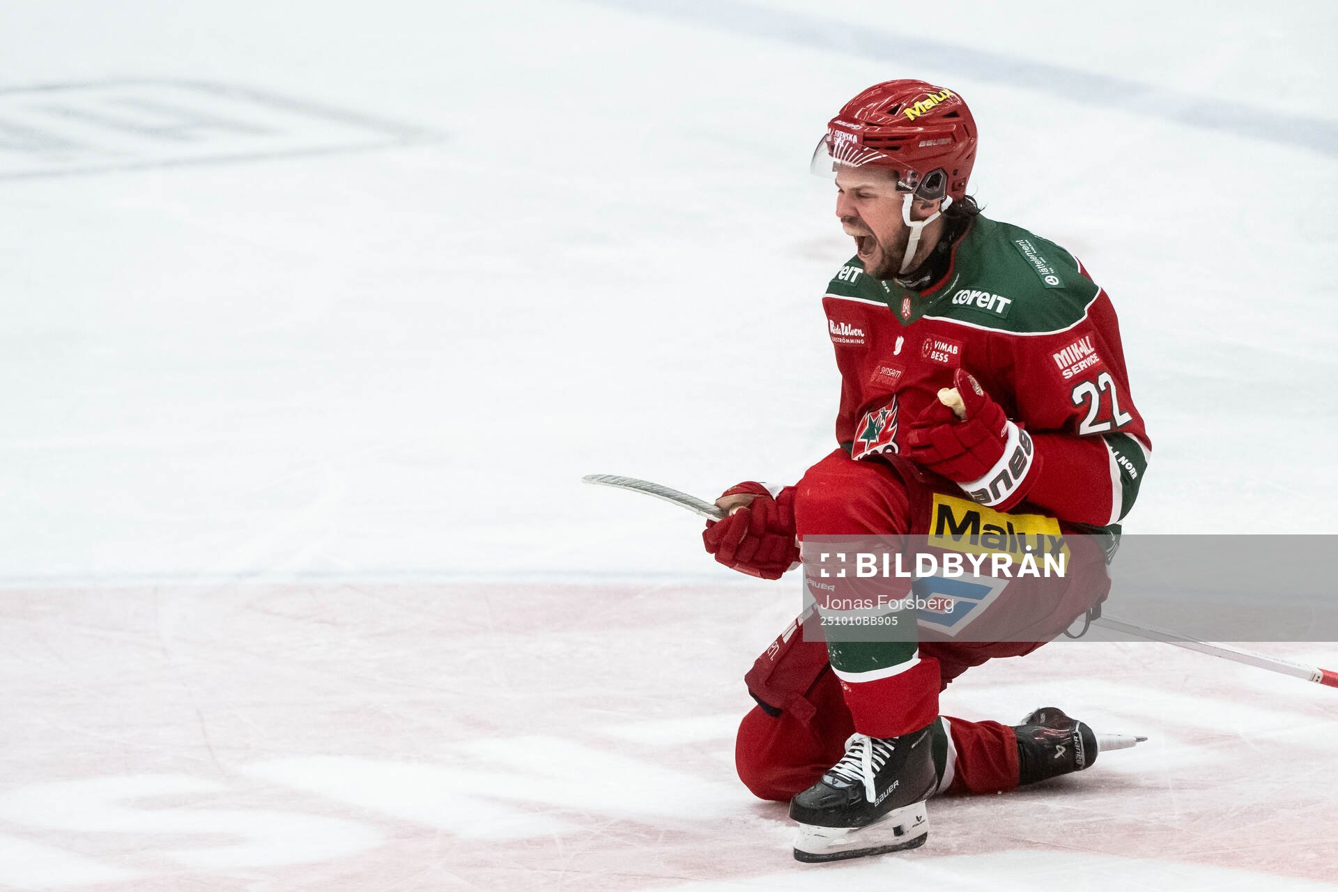 Modos Måns Carlsson jublar