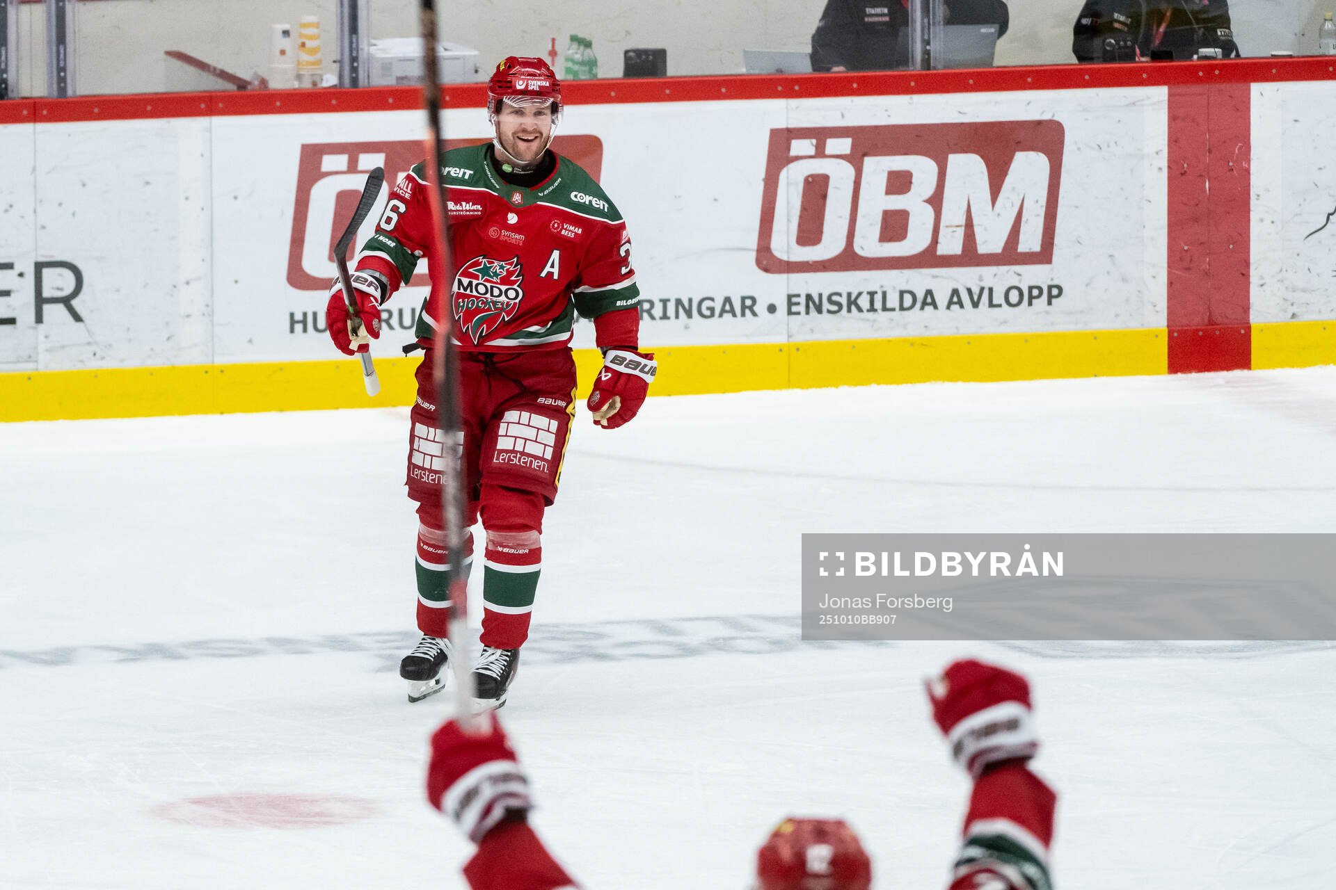 Modos Sebastian Ohlsson jublar