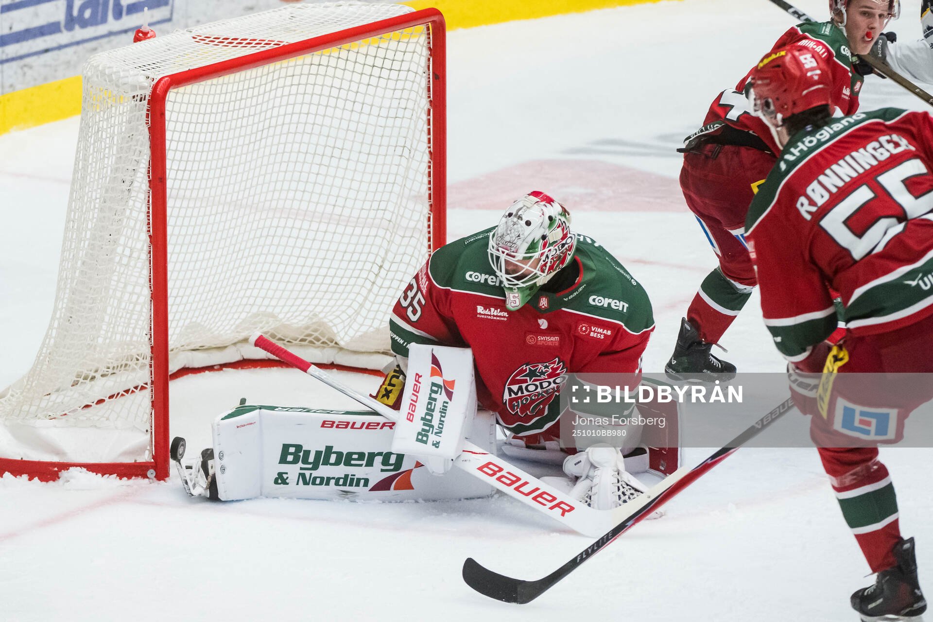 Modos målvakt Adam Werner släpper in 1-1 målet