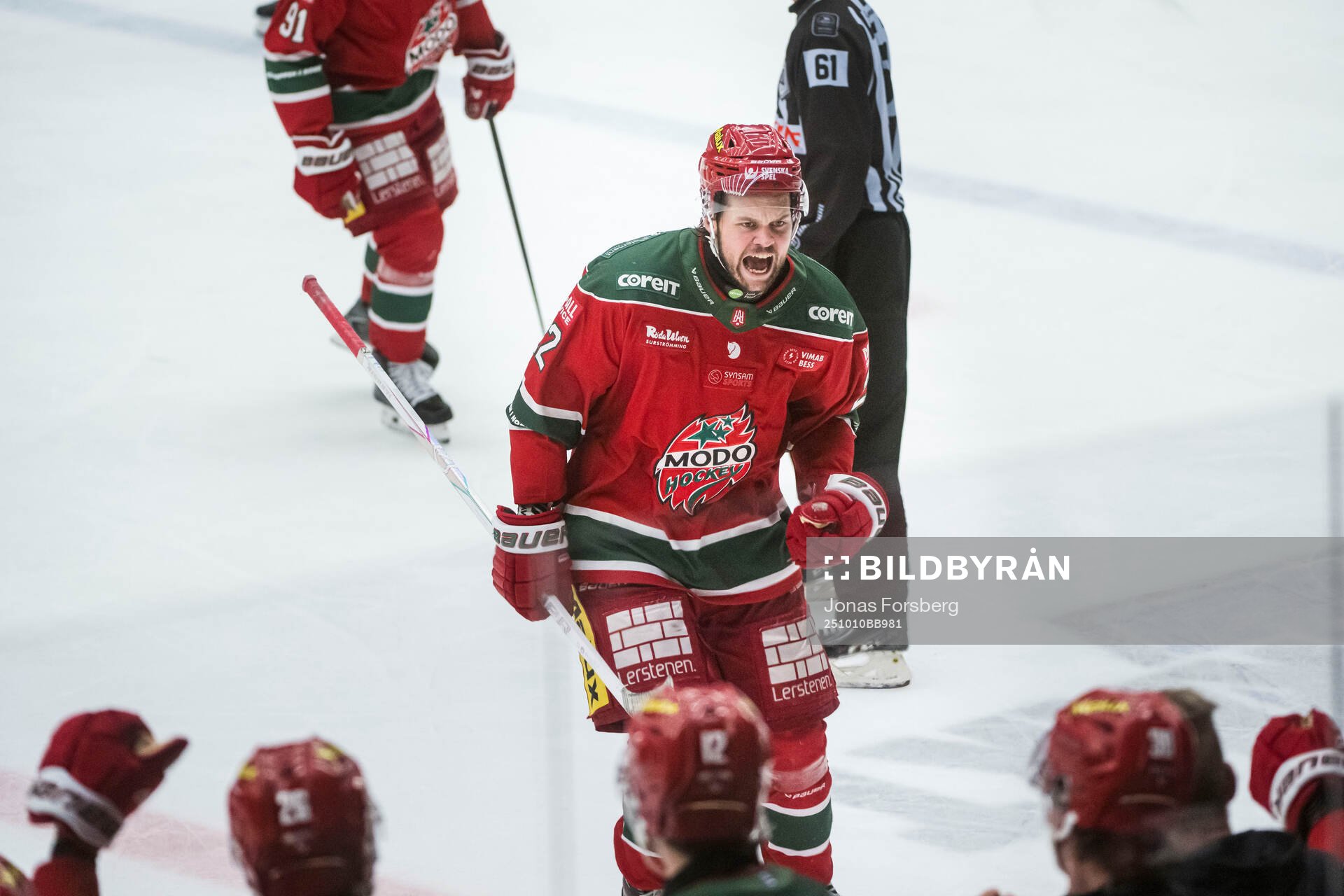 Modos Måns Carlsson jublar