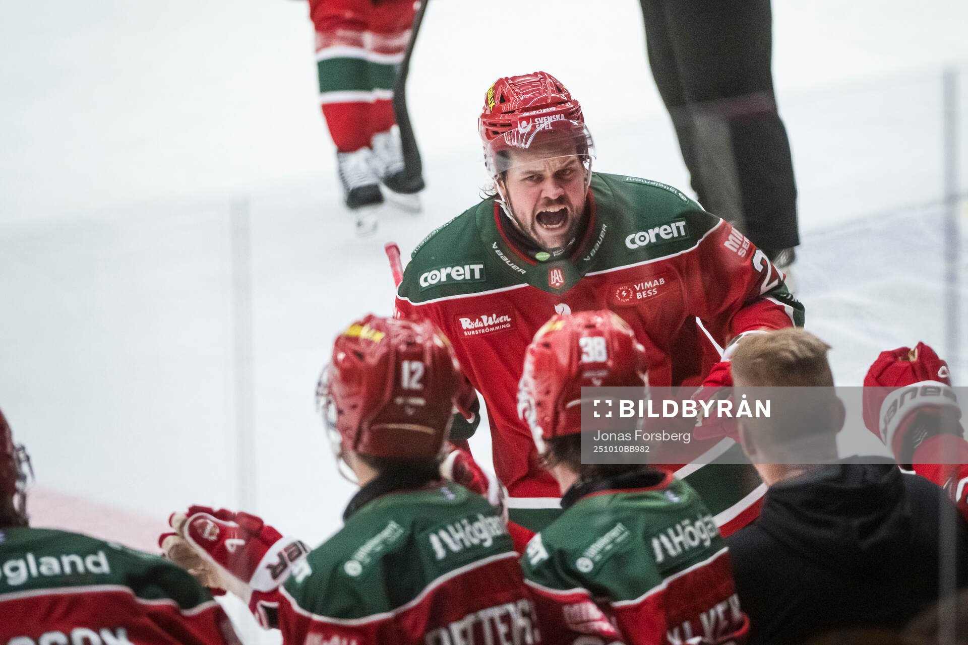 Modos Måns Carlsson jublar