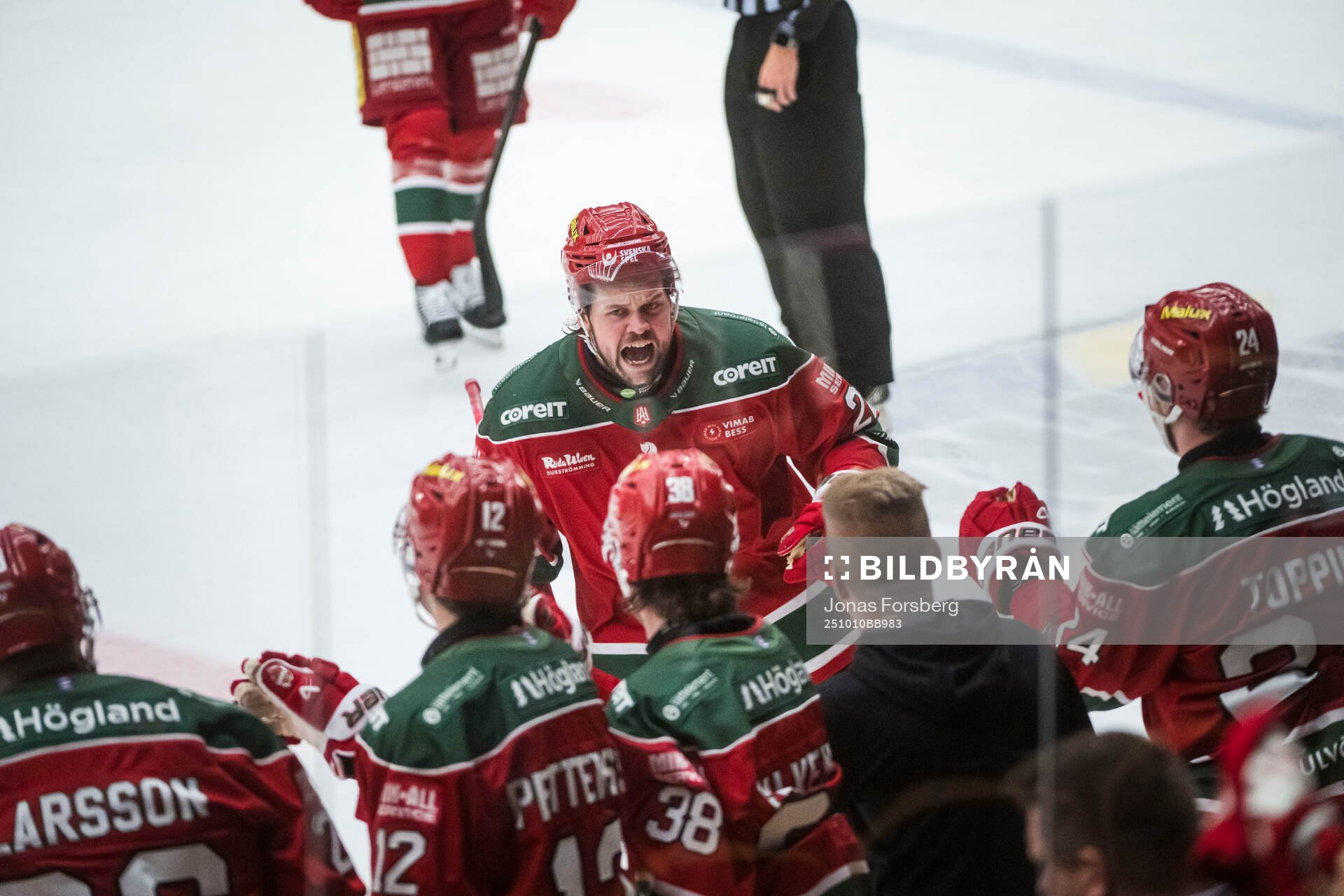 Modos Måns Carlsson jublar