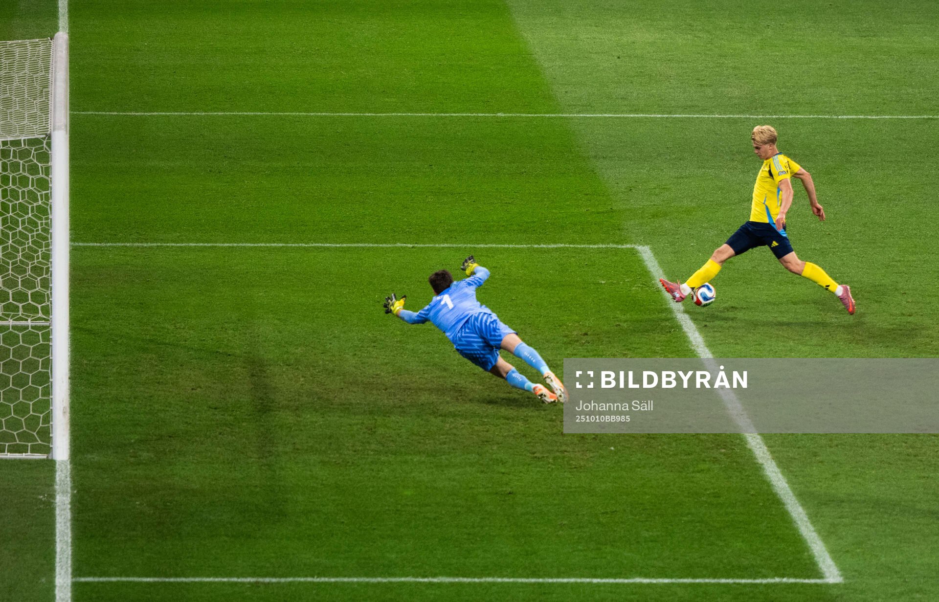 Lucas Bergvall of Sweden and goalkeeper Gregor Kobel of