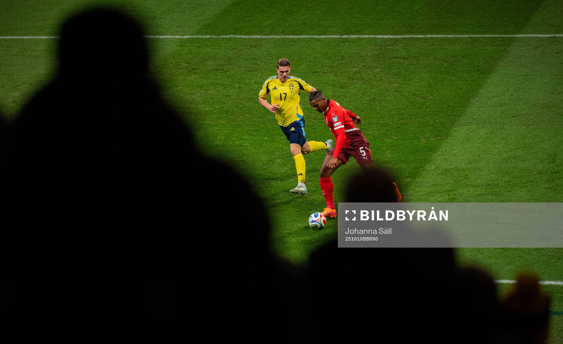 Viktor Gyökeres of Sweden and Manuel Akanji of Switzerland