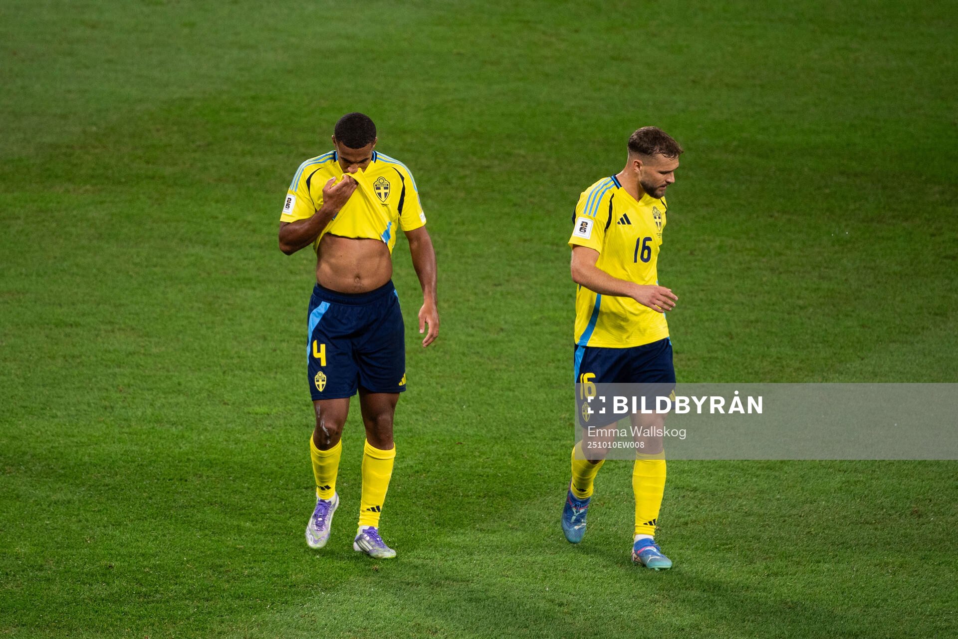Isak Hien and Jesper Karlström of Sweden look dejected