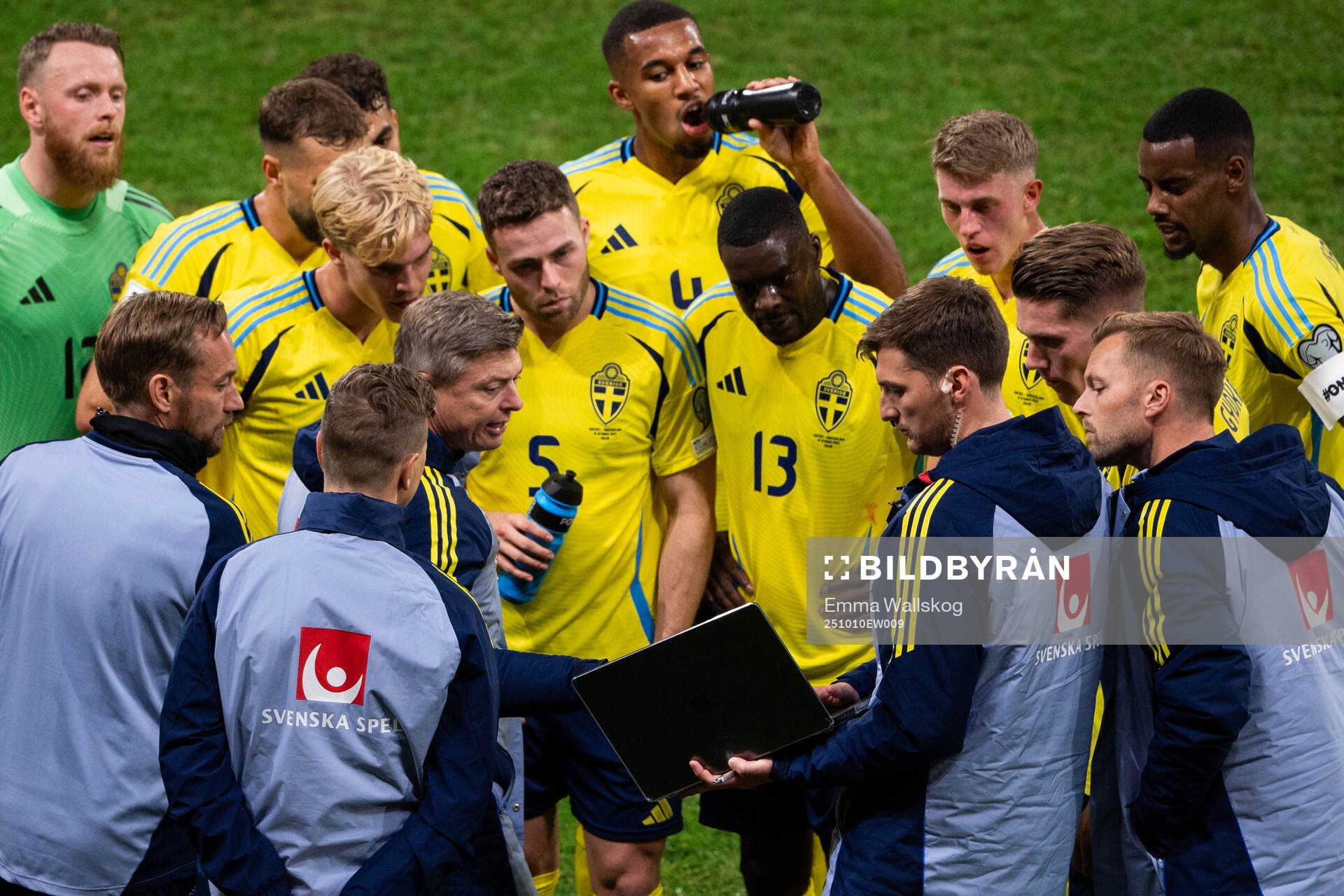 Head coach Jon Dahl Tomasson of Sweden with Lucas Bergvall,