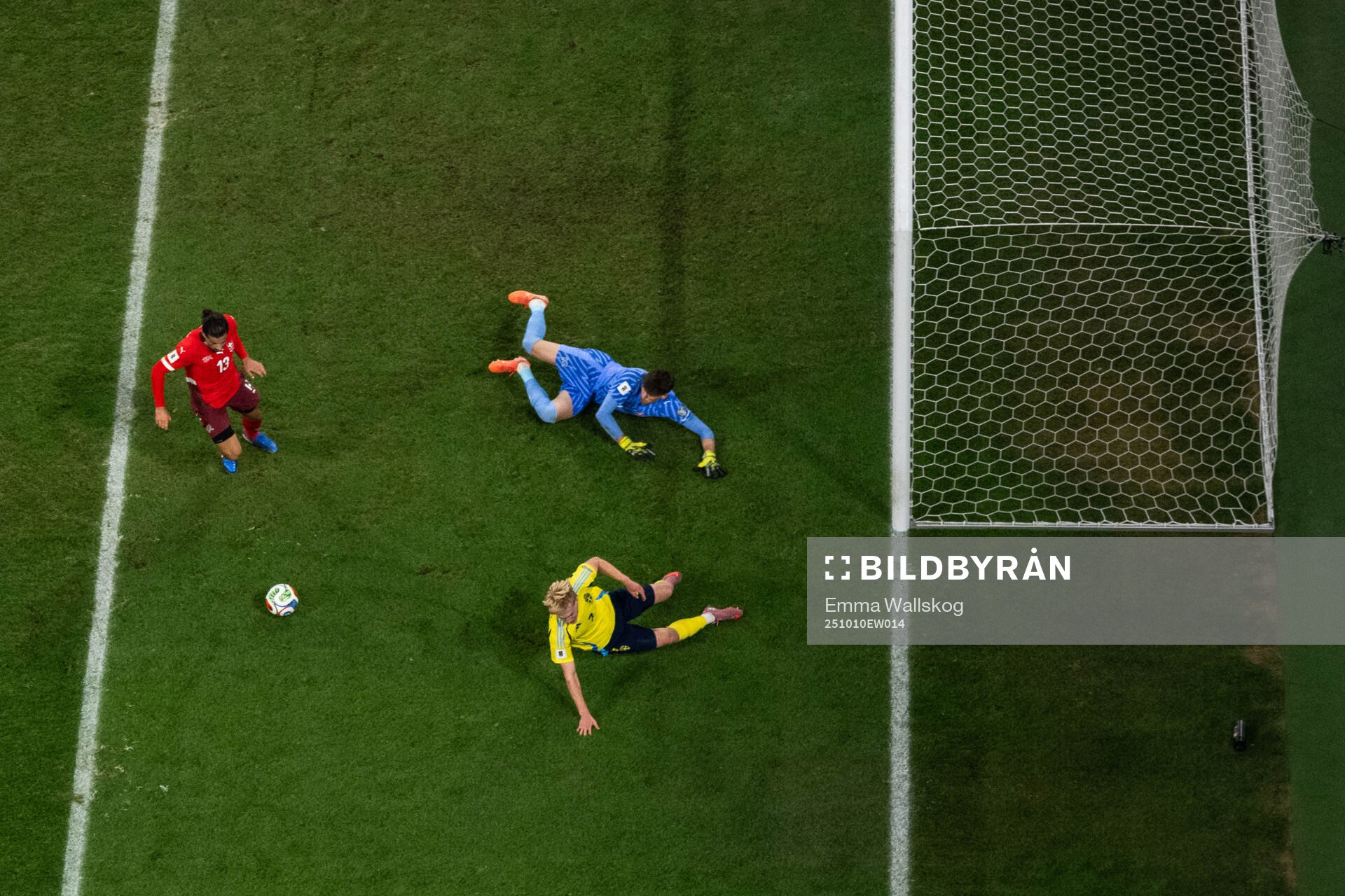 Lucas Bergvall of Sweden and Ricardo Rodriguez and