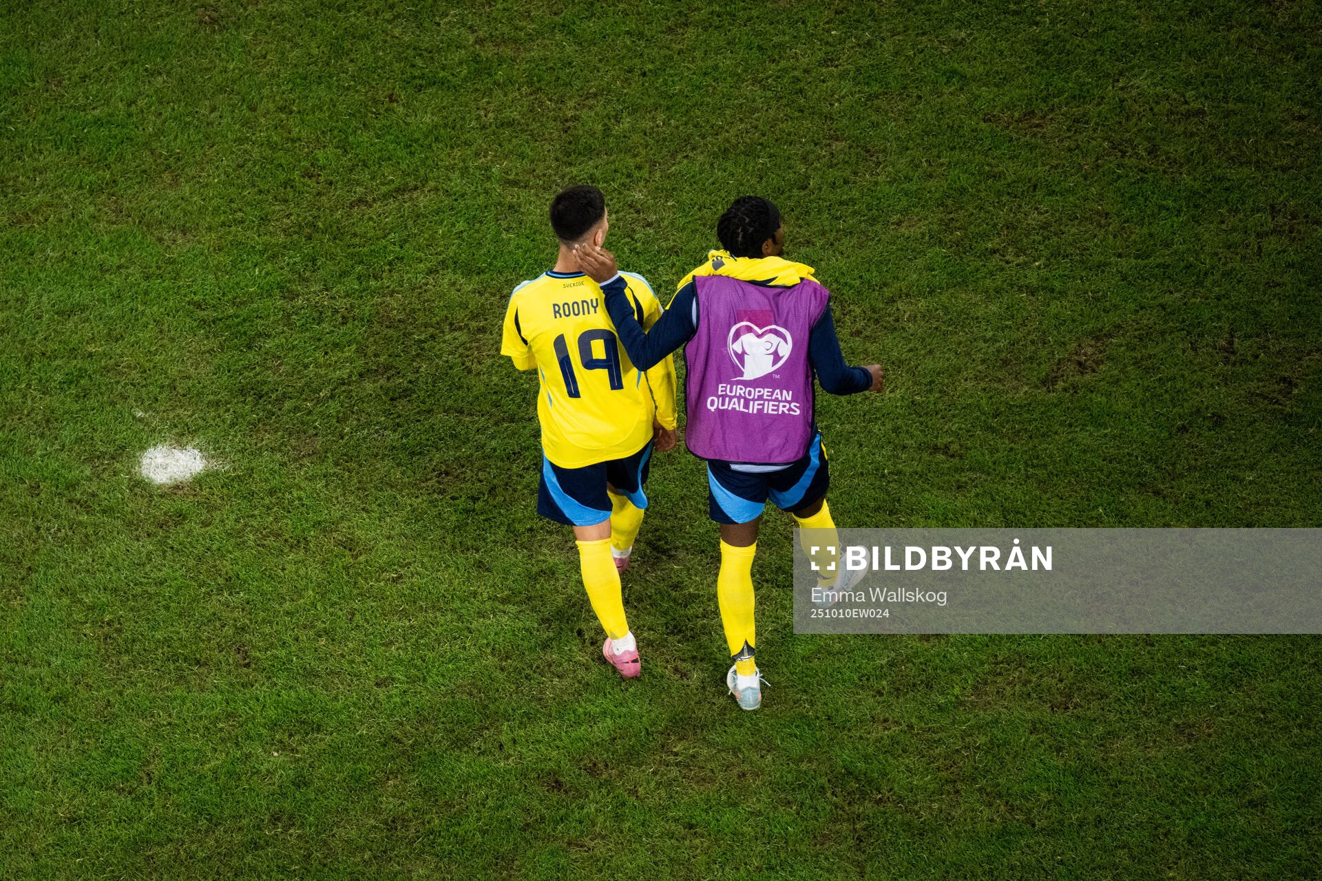 Roony Bardghji and Anthony Elanga of Sweden look dejected