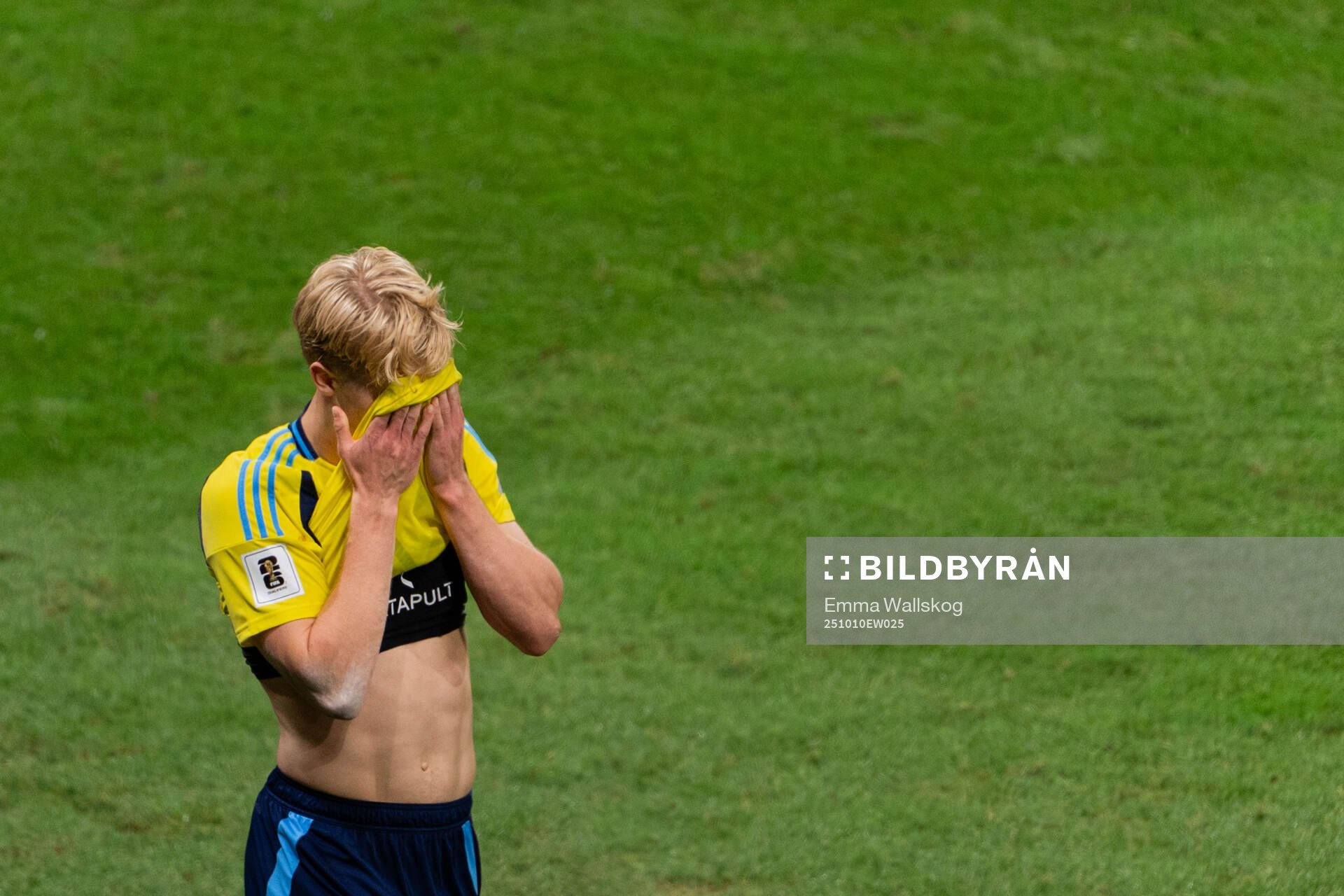 Lucas Bergvall of Sweden looks dejected