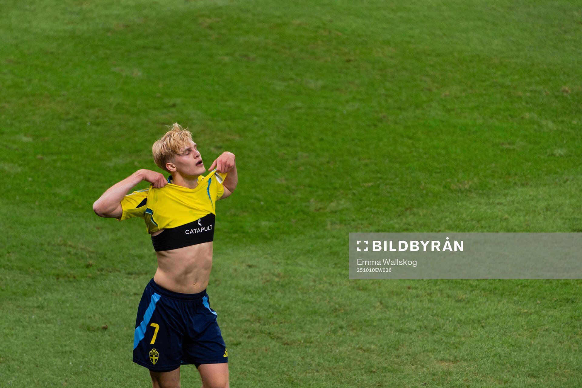 Lucas Bergvall of Sweden looks dejected