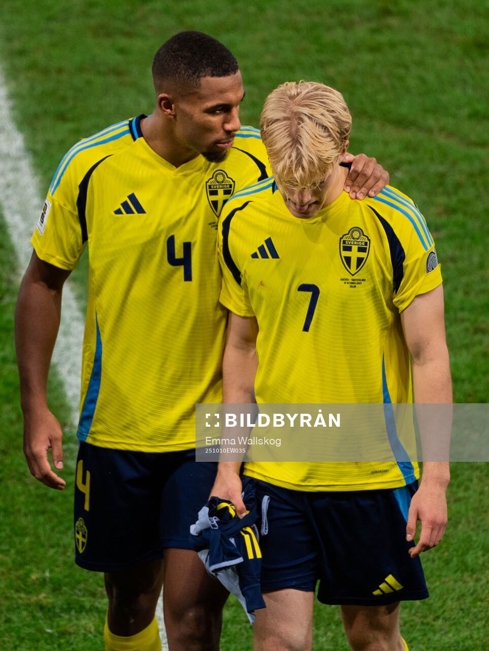 Isak Hien and Lucas Bergvall of Sweden looks dejected
