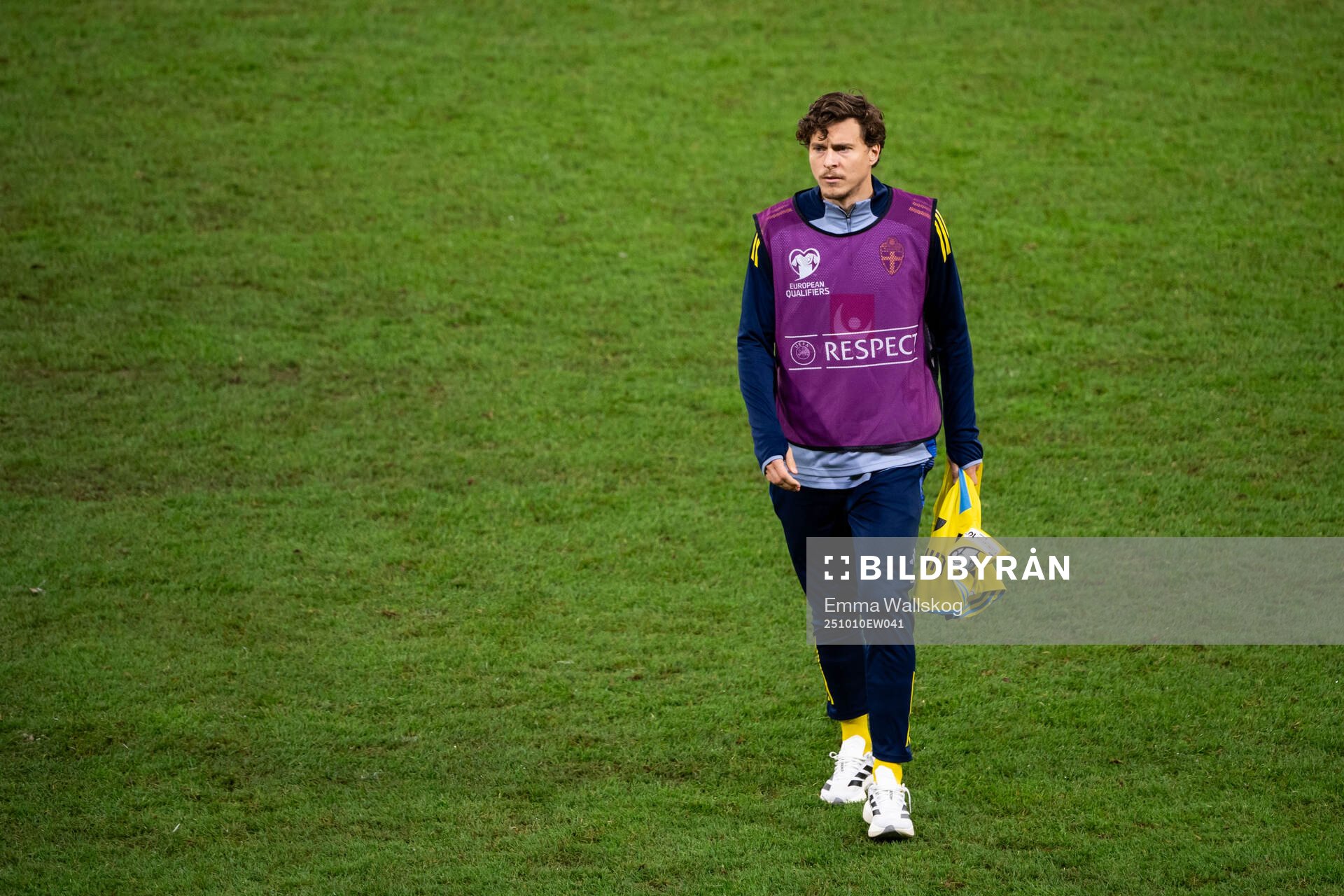 Victor Nilsson Lindelöf of Sweden looks dejected