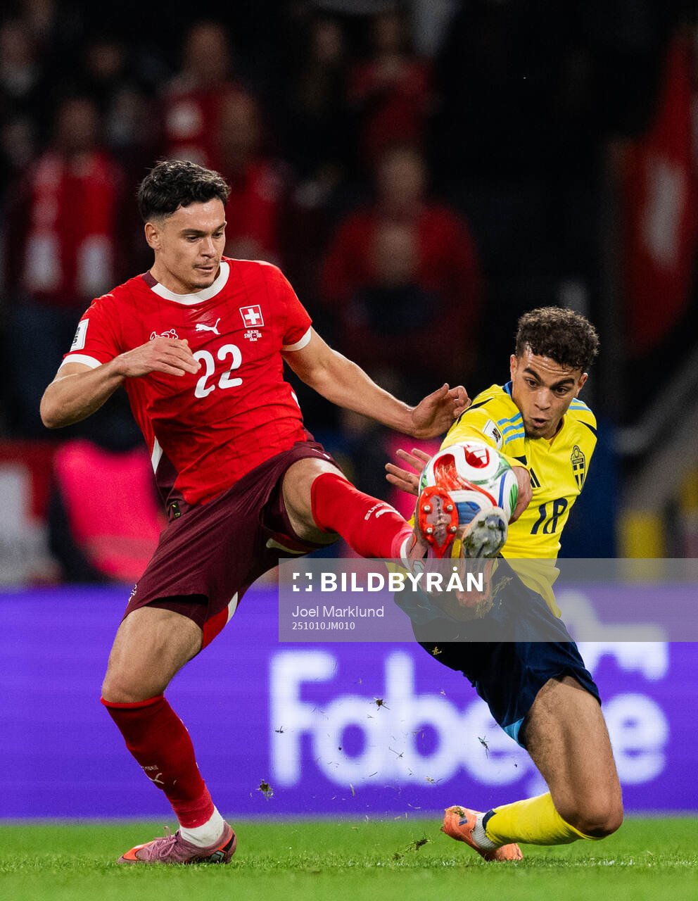 Fabian Rieder of Switzerland and Yasin Ayari of Sweden
