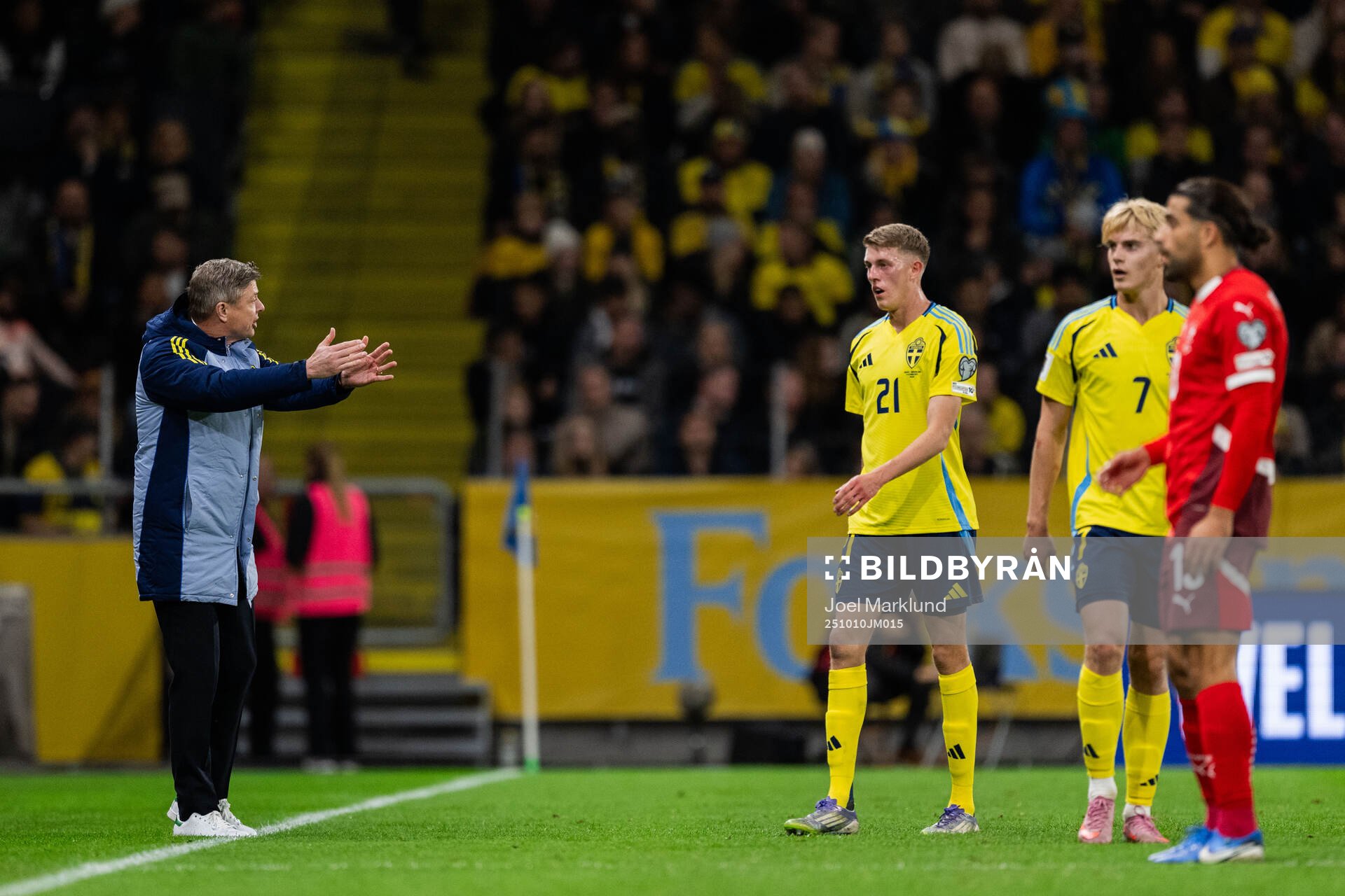 Head coach Jon Dahl Tomasson and Alexander Bernhardsson of