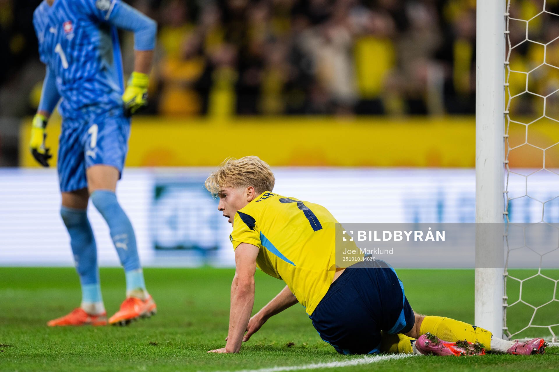 Lucas Bergvall of Sweden looks dejected