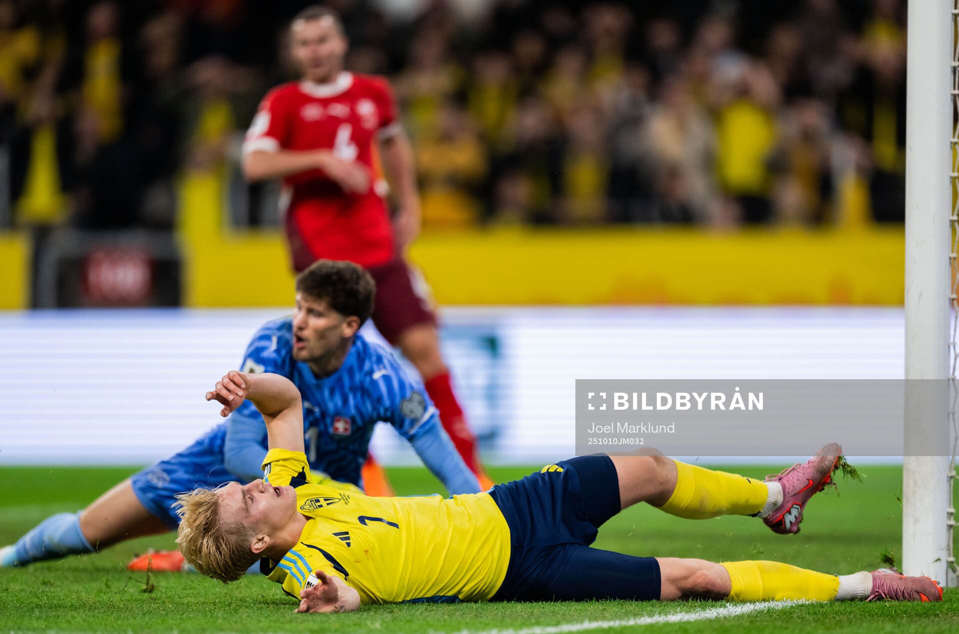 Lucas Bergvall of Sweden looks dejected